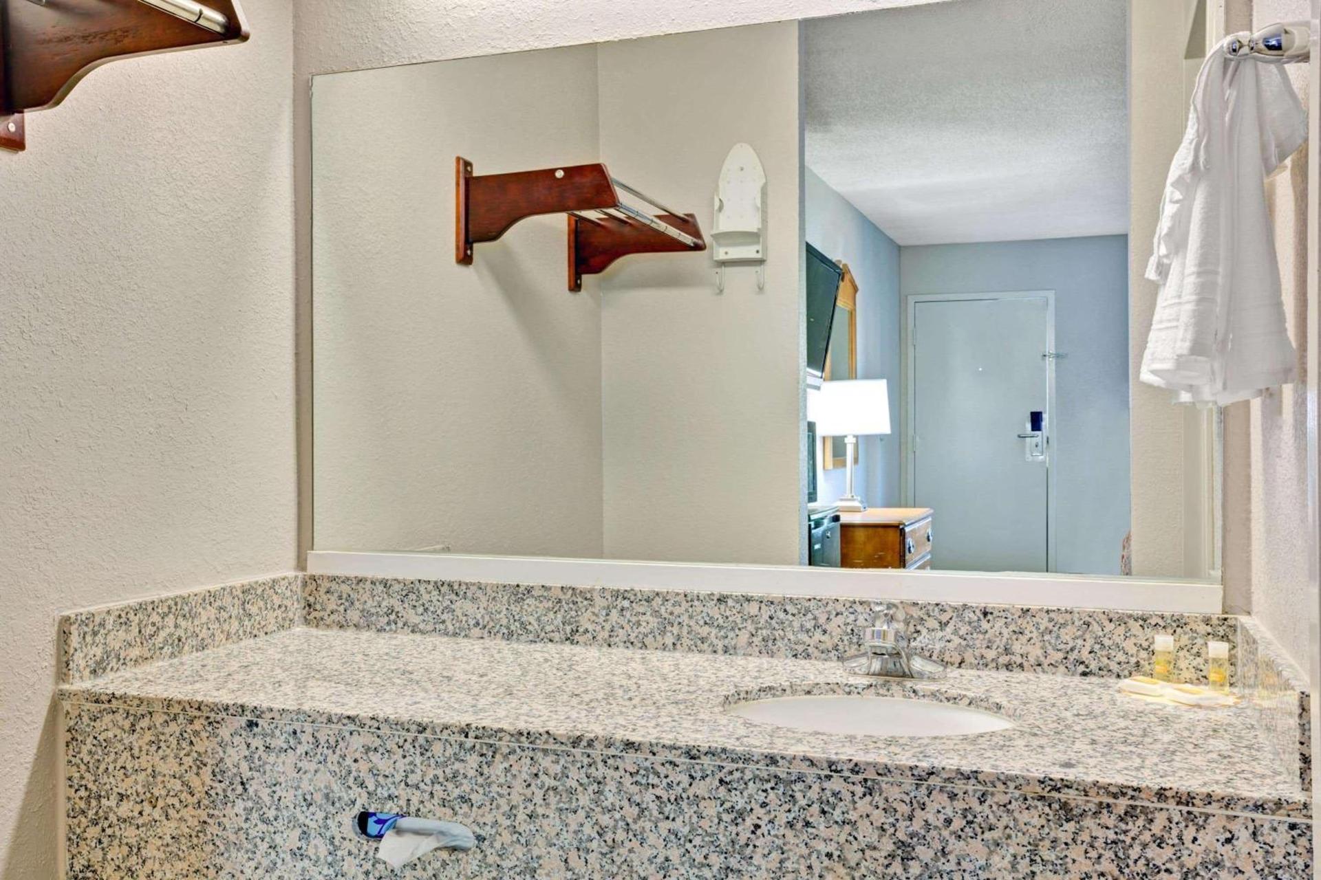 Days Inn by Wyndham Hernando photo 10
