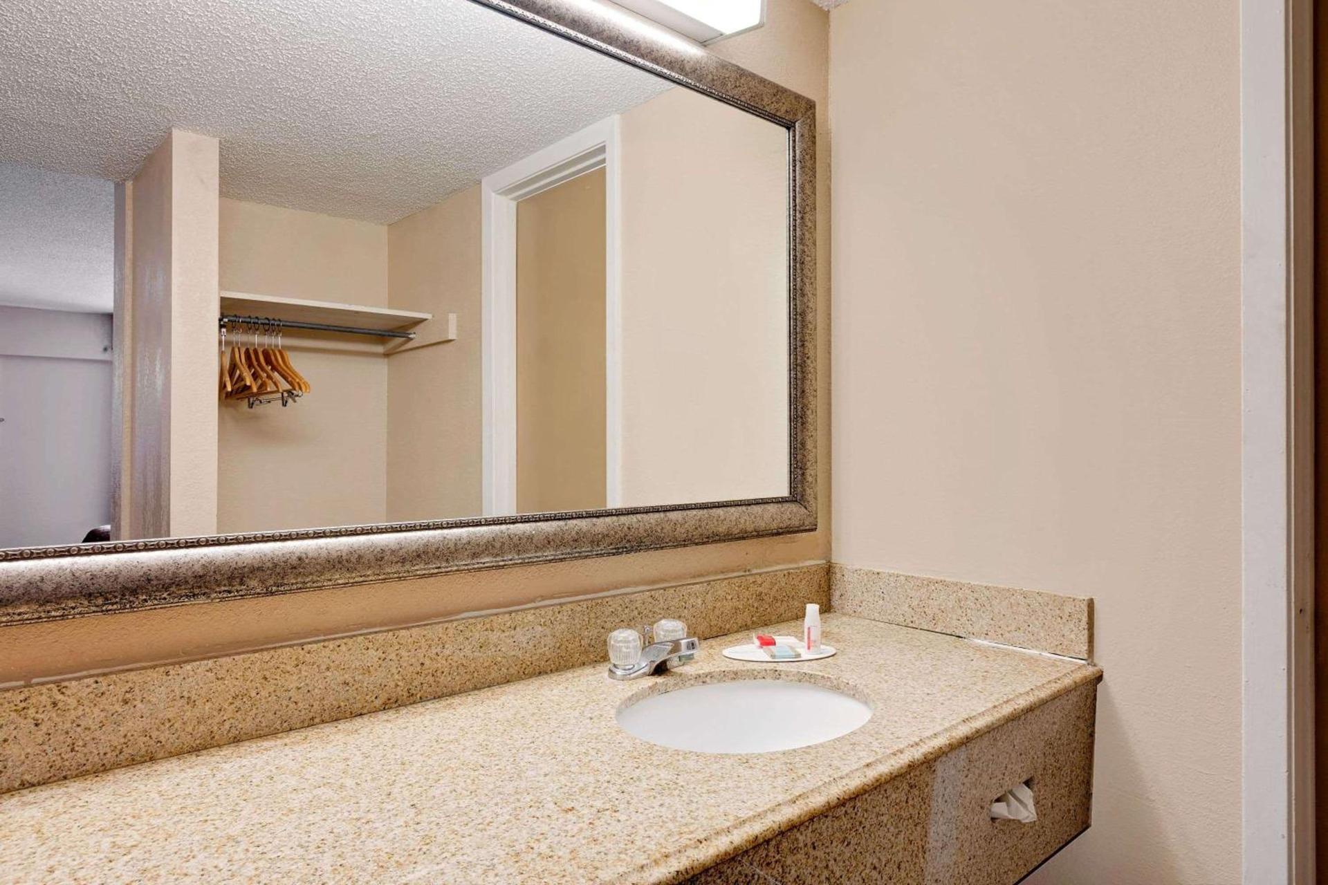 Travelodge by Wyndham Ozona photo 6