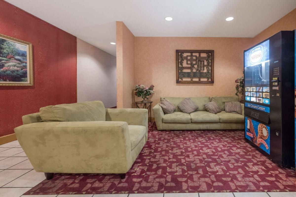 Super 8 by Wyndham Fort Worth Downtown South photo 2