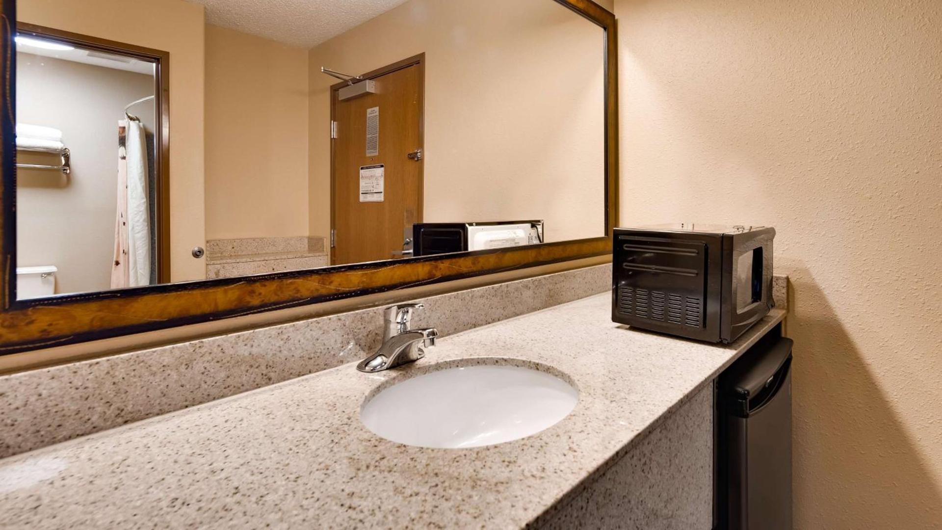 Best Western Plus Kelly Inn & Suites photo 46