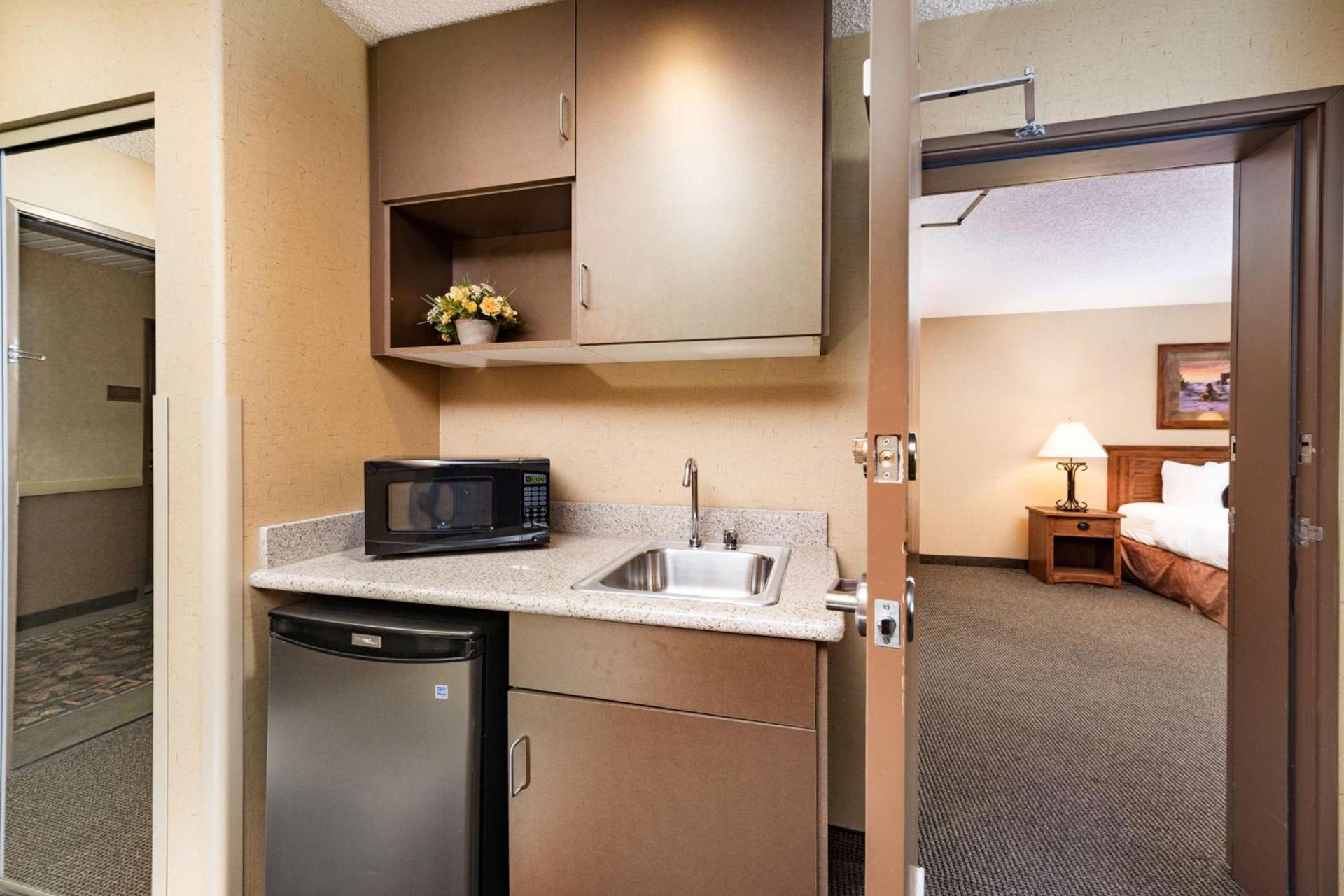 Best Western Plus Kelly Inn & Suites photo 21