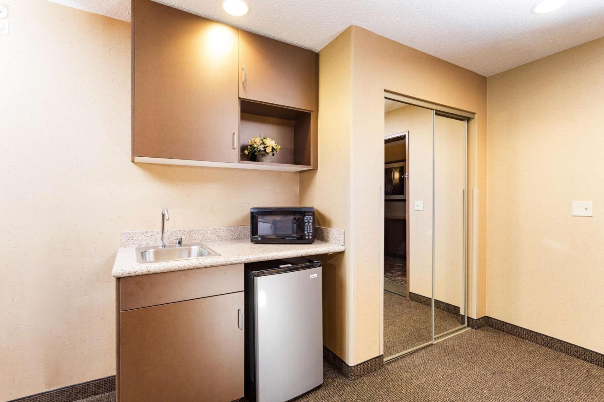 Best Western Plus Kelly Inn & Suites photo 33