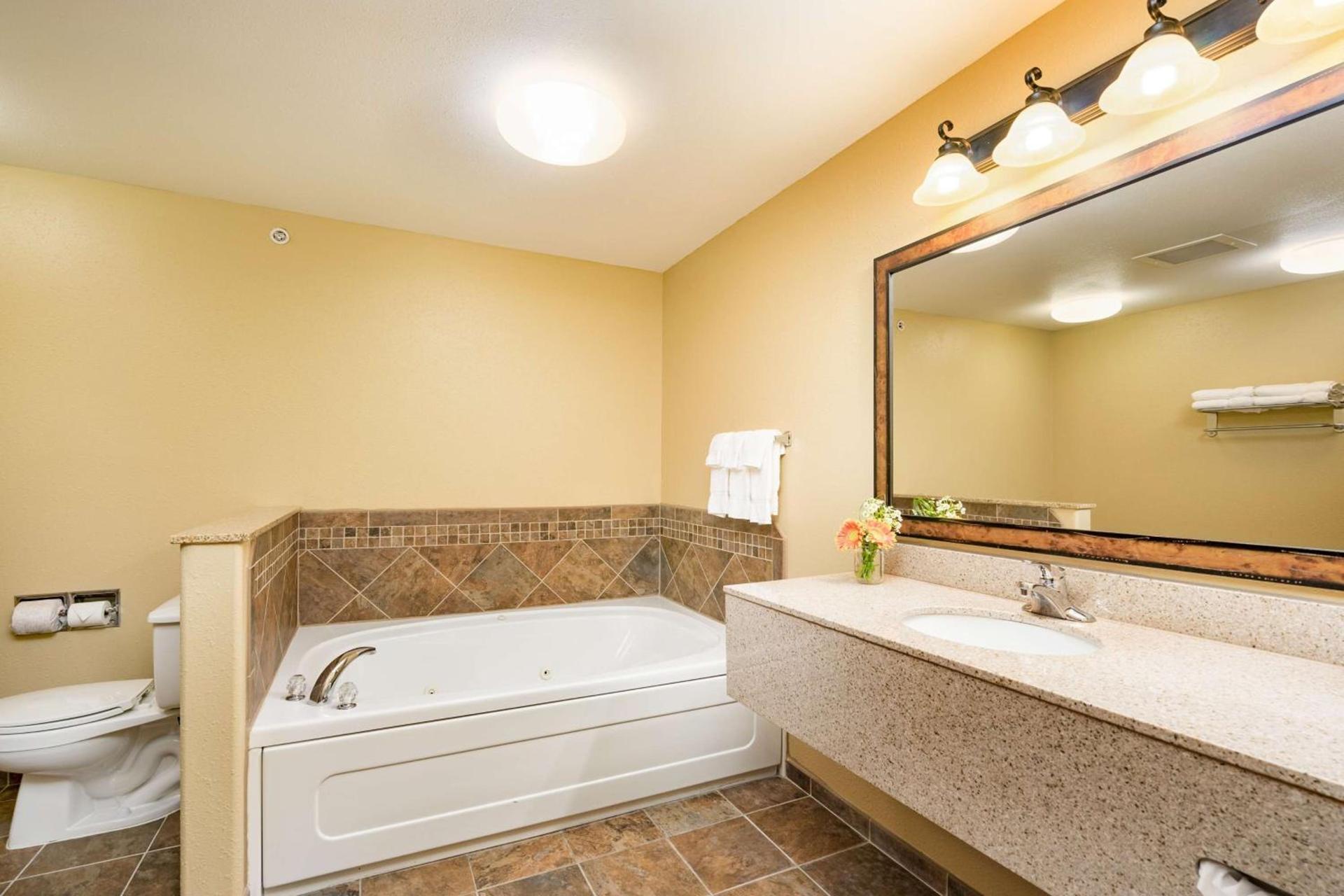 Best Western Plus Kelly Inn & Suites photo 53