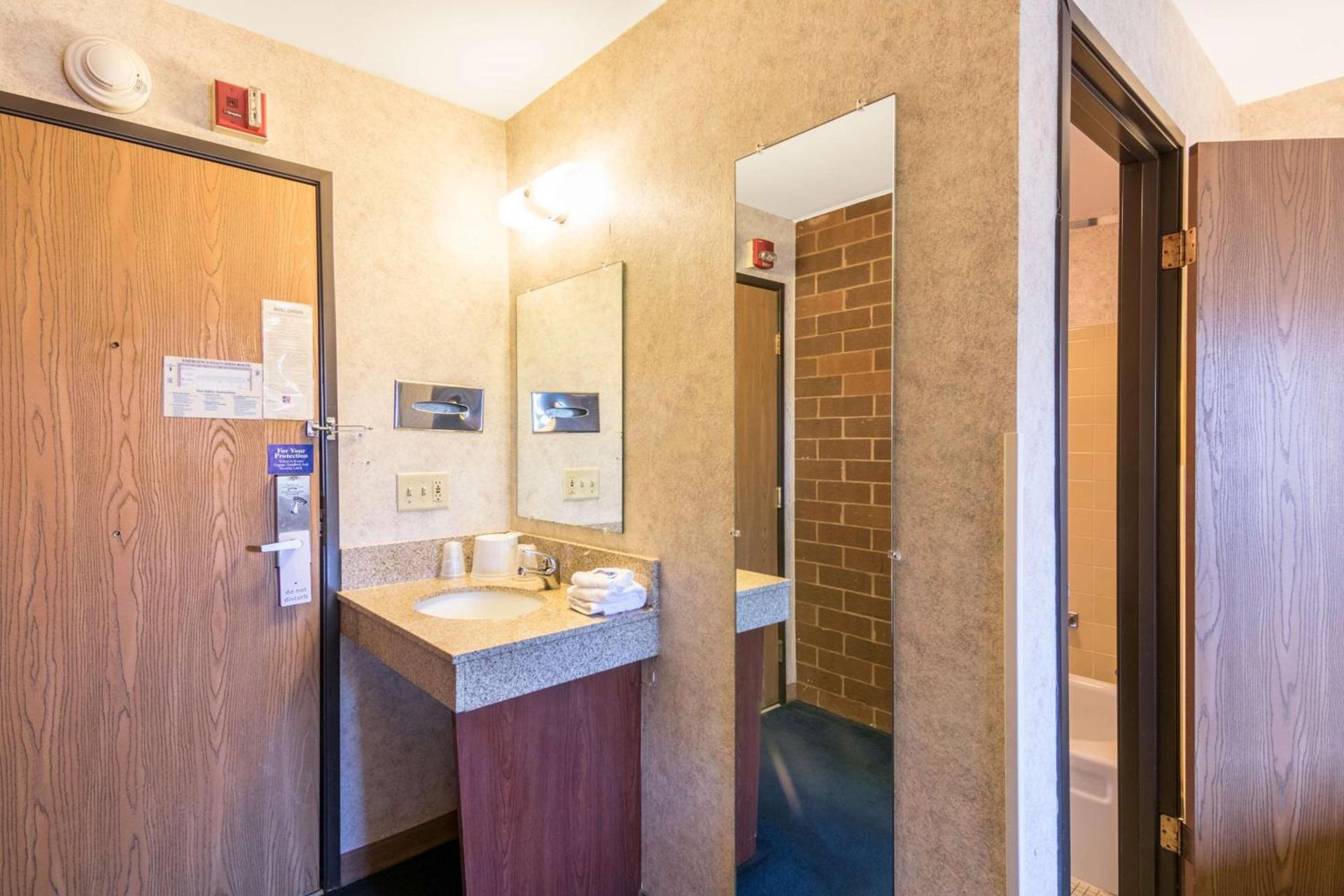 Motel 6-Eau Claire, WI photo 27