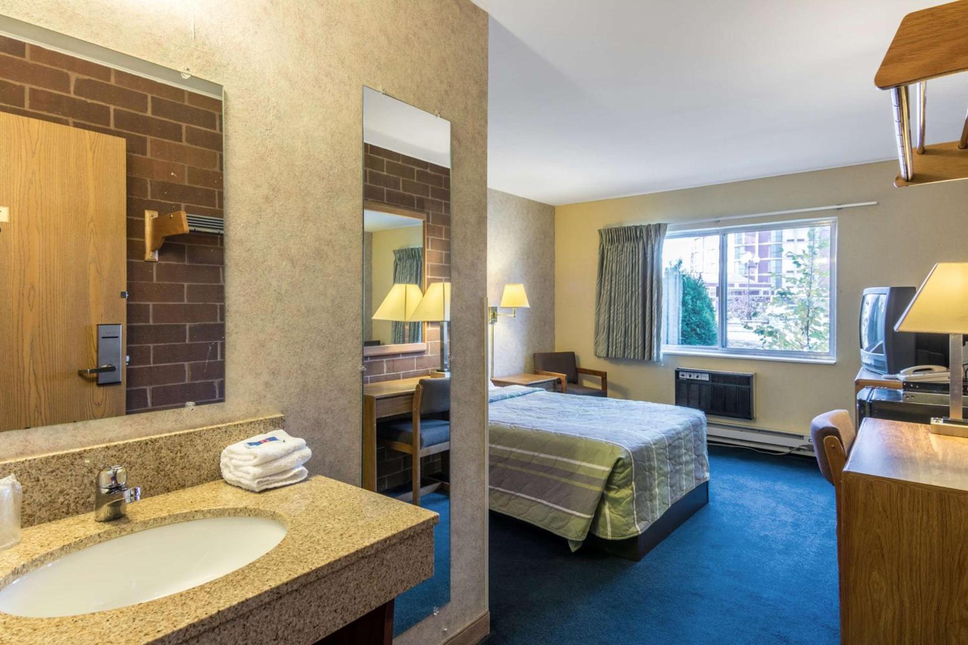 Motel 6-Eau Claire, WI photo 17