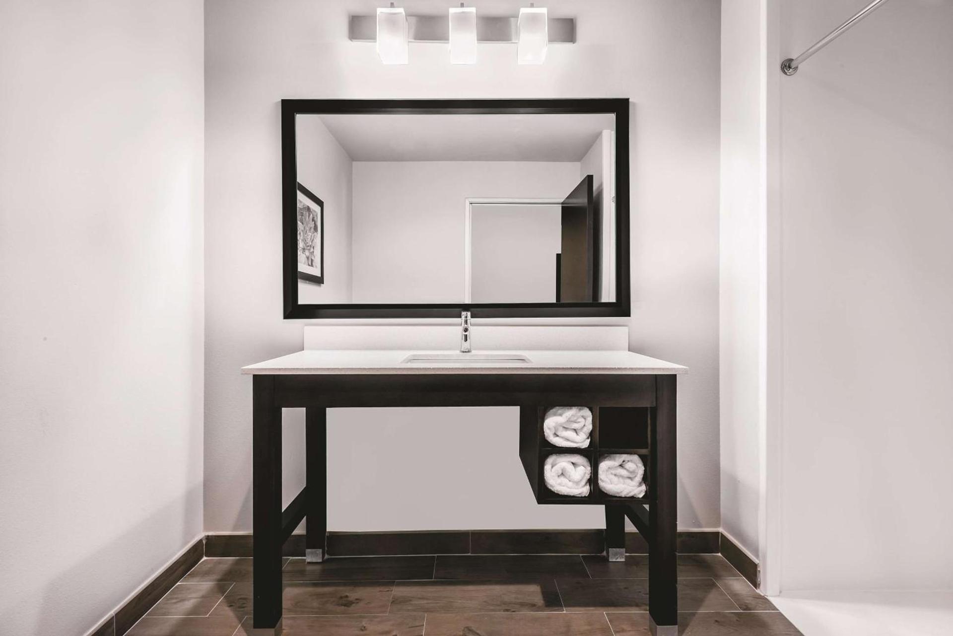 La Quinta by Wyndham McAllen Convention Center photo 10