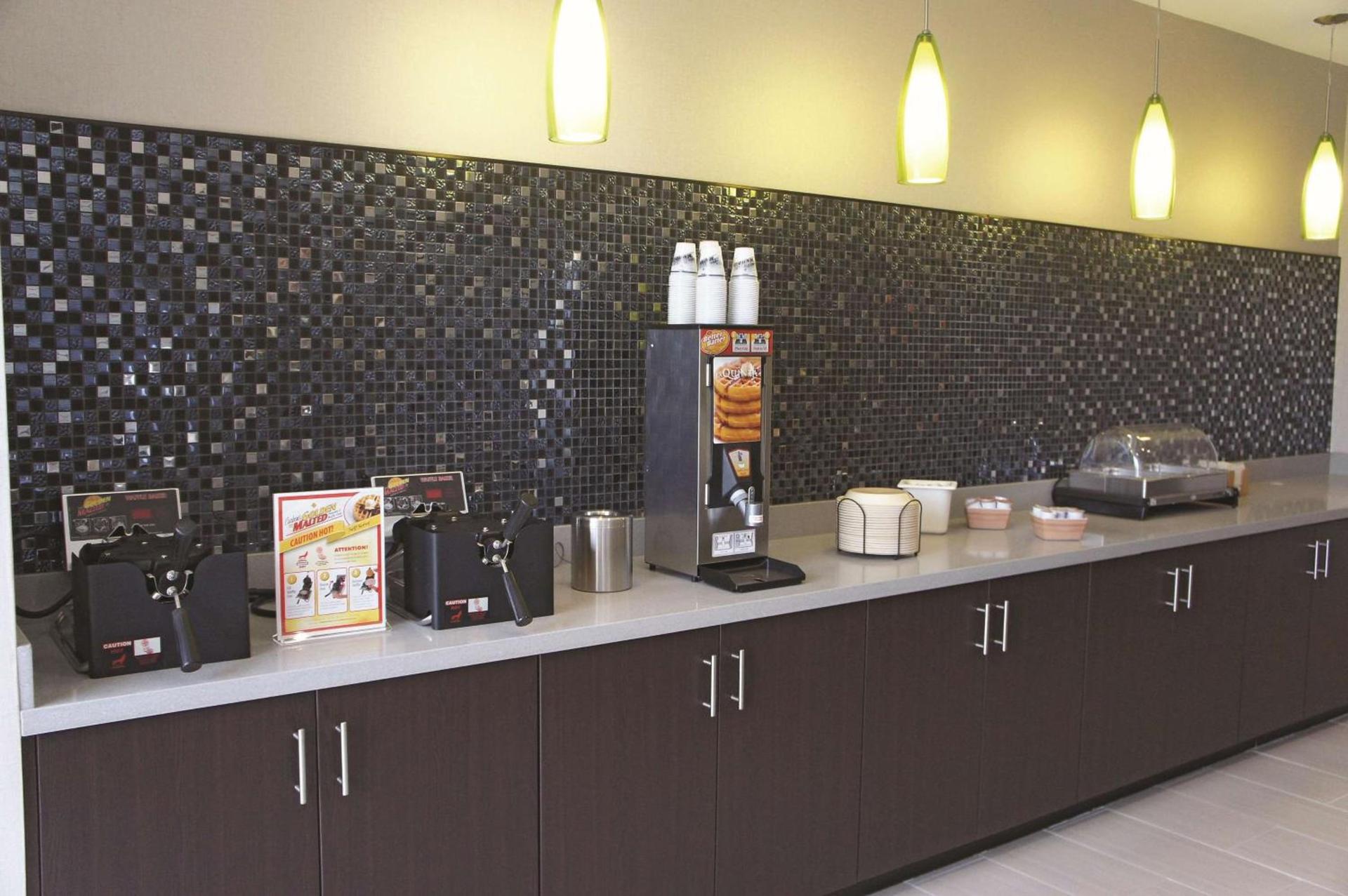 La Quinta by Wyndham McAllen Convention Center photo 31