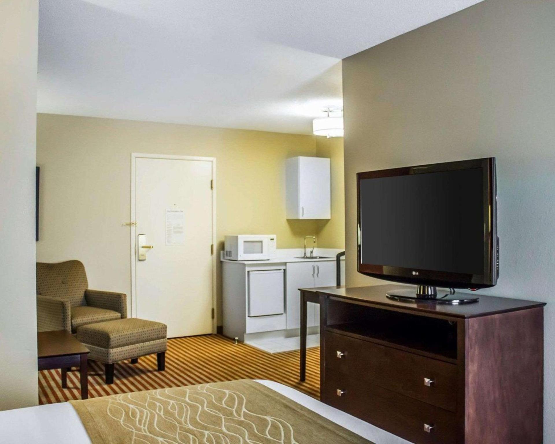 Comfort Inn & Suites photo 14