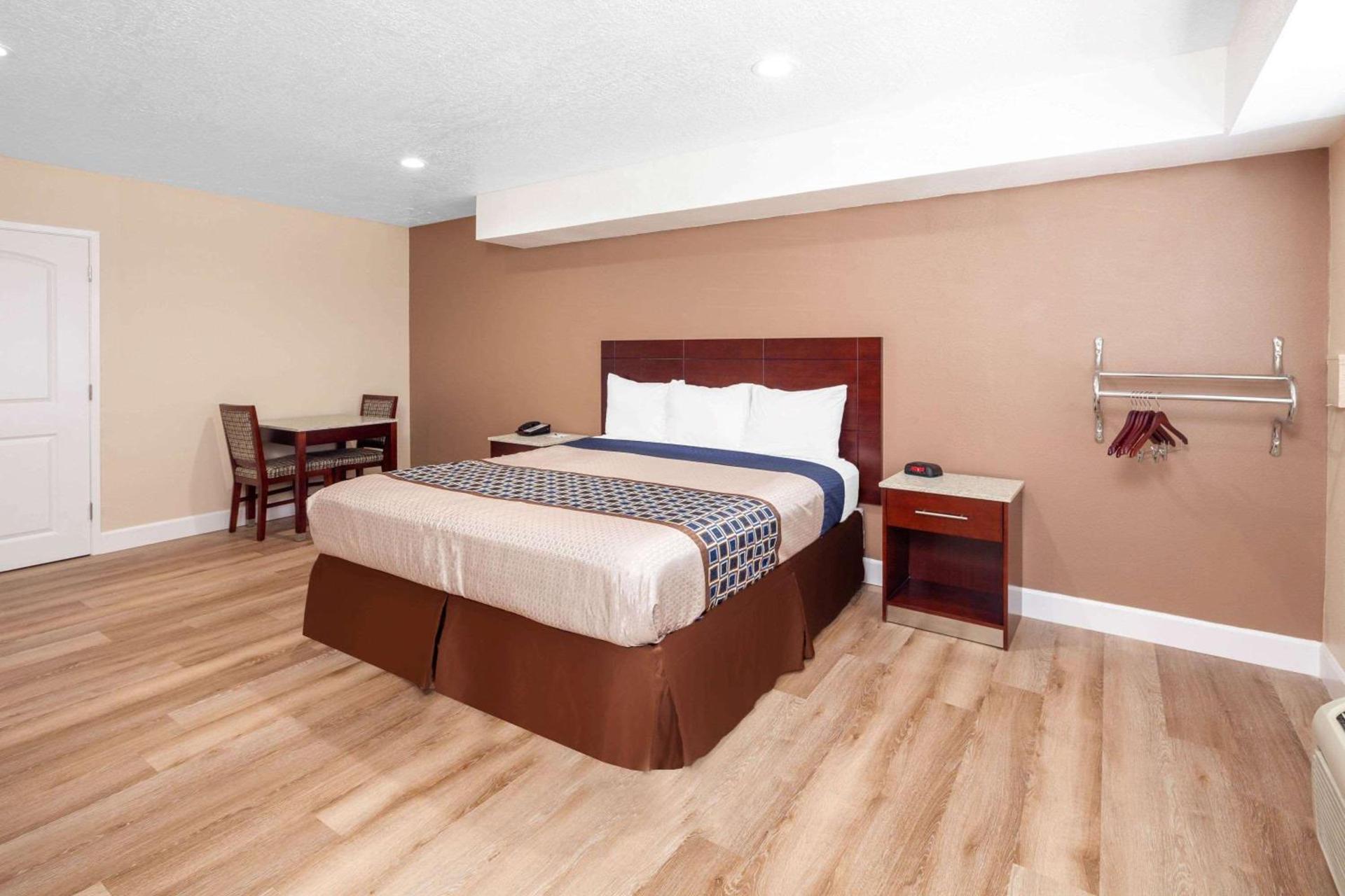 Travelodge by Wyndham Harbor City photo 3