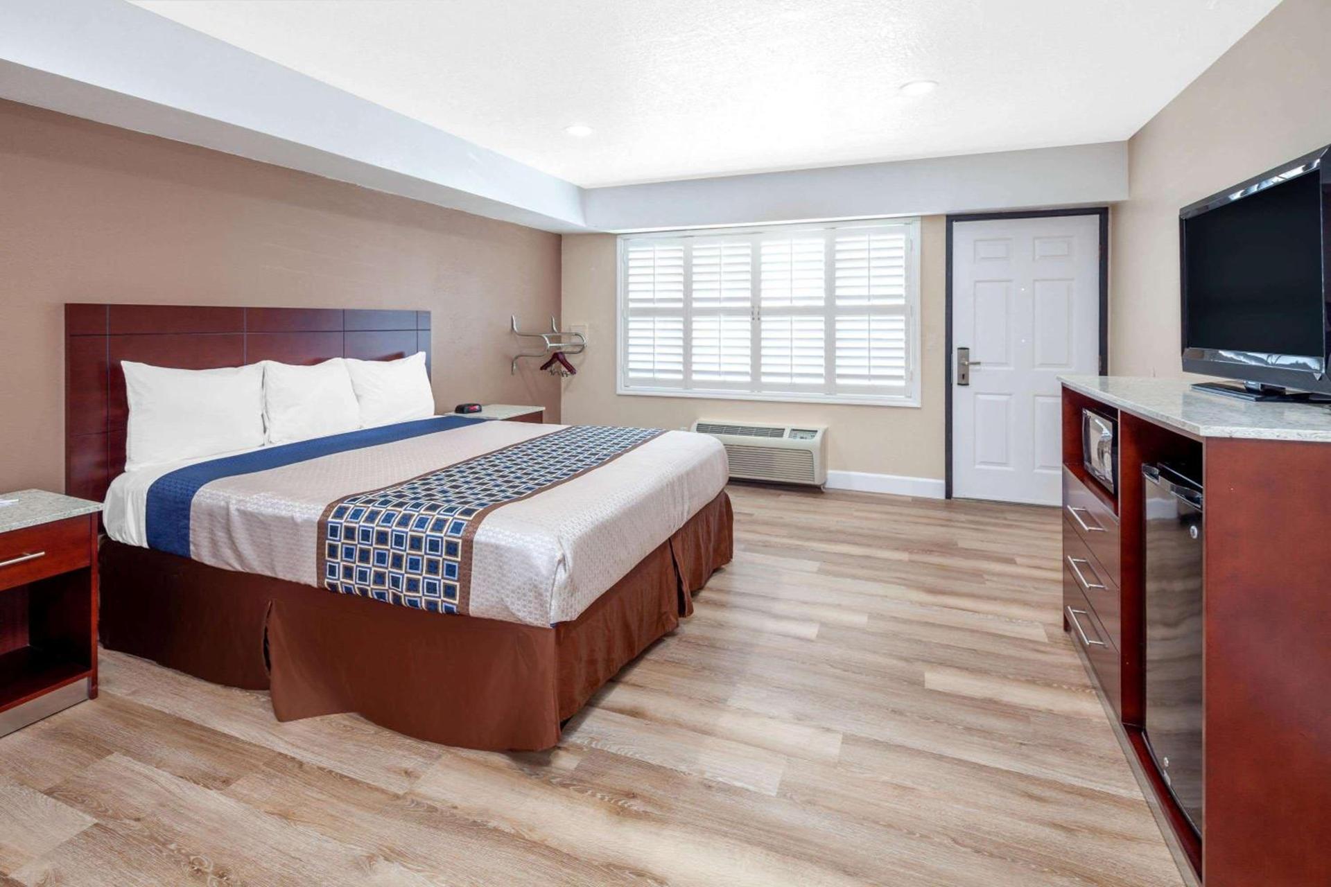 Travelodge by Wyndham Harbor City photo 4