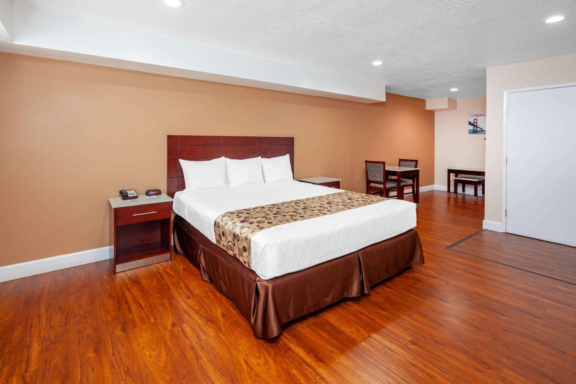 Travelodge by Wyndham Harbor City photo 6