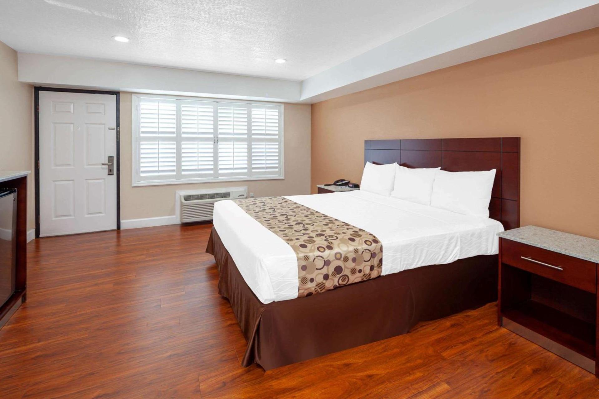 Travelodge by Wyndham Harbor City photo 5