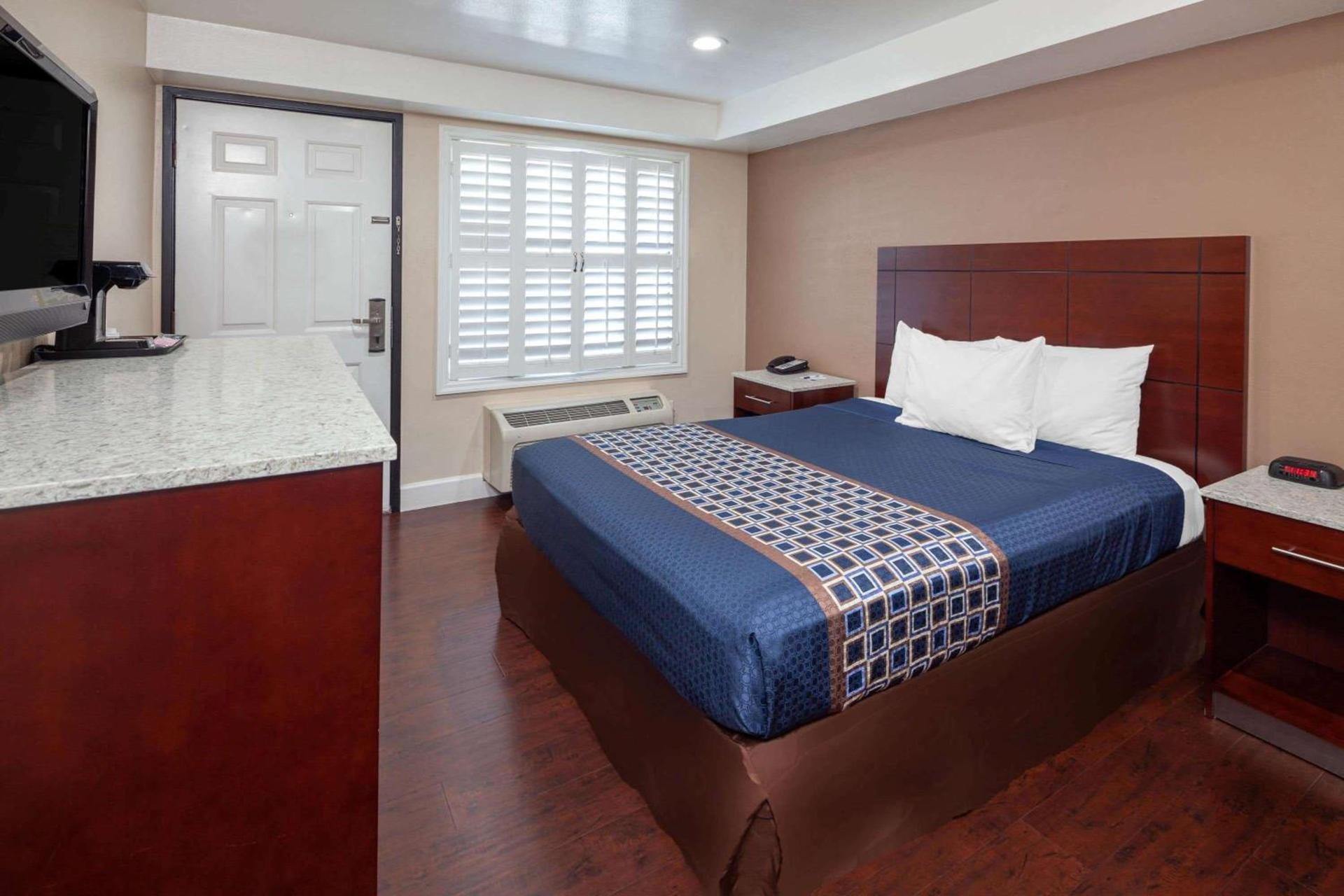 Travelodge by Wyndham Harbor City photo 7