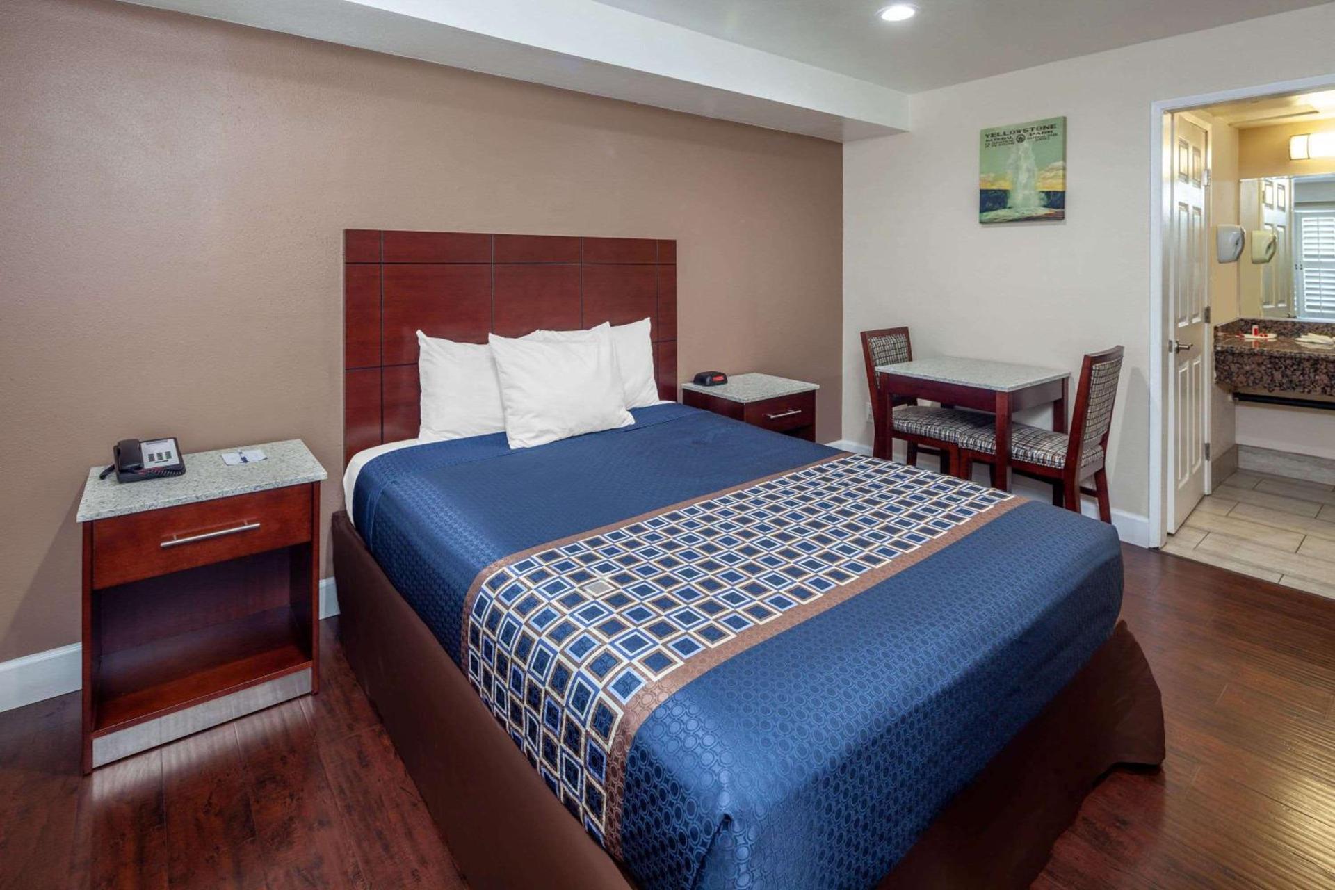Travelodge by Wyndham Harbor City photo 8