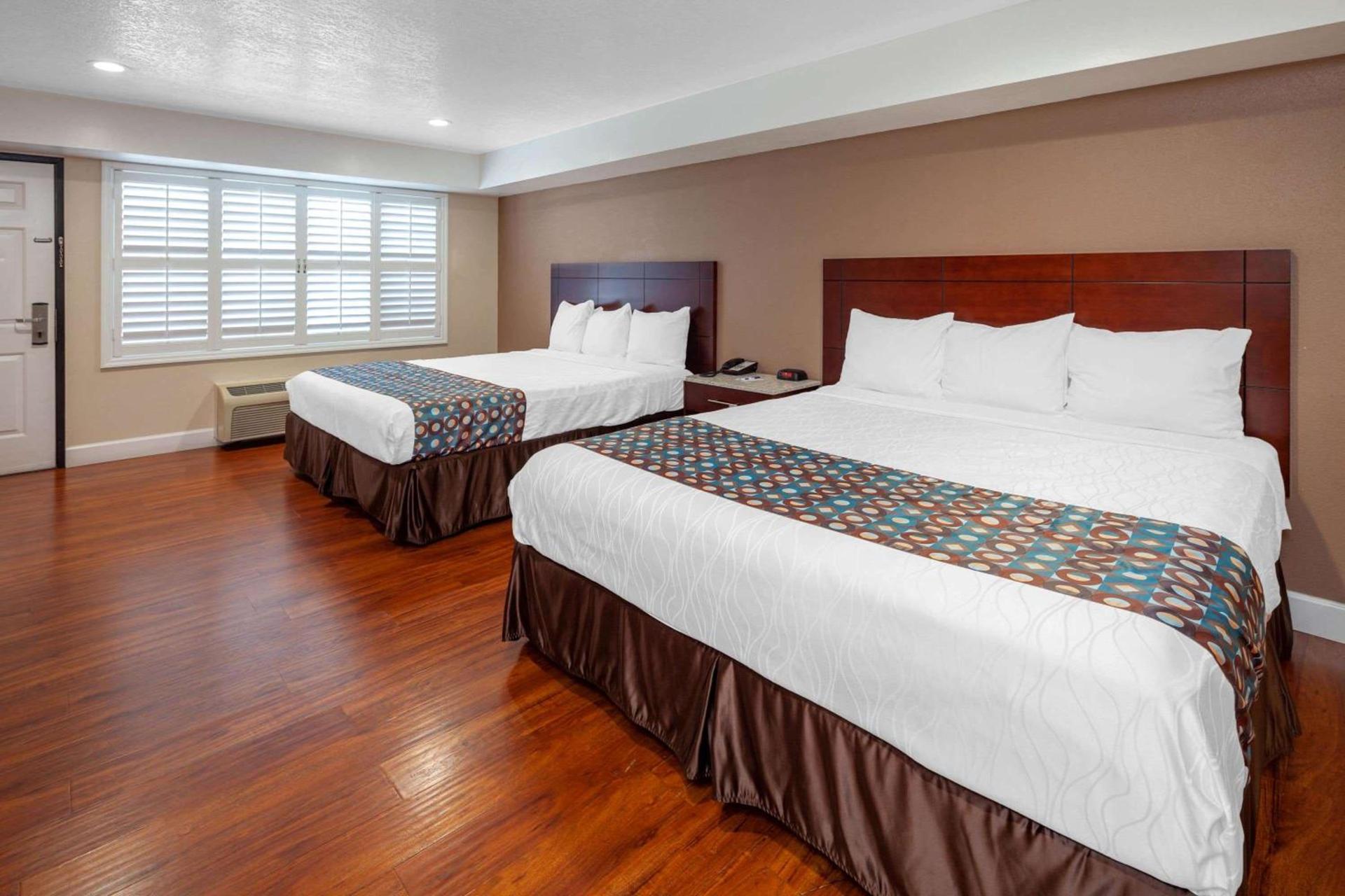 Travelodge by Wyndham Harbor City photo 9