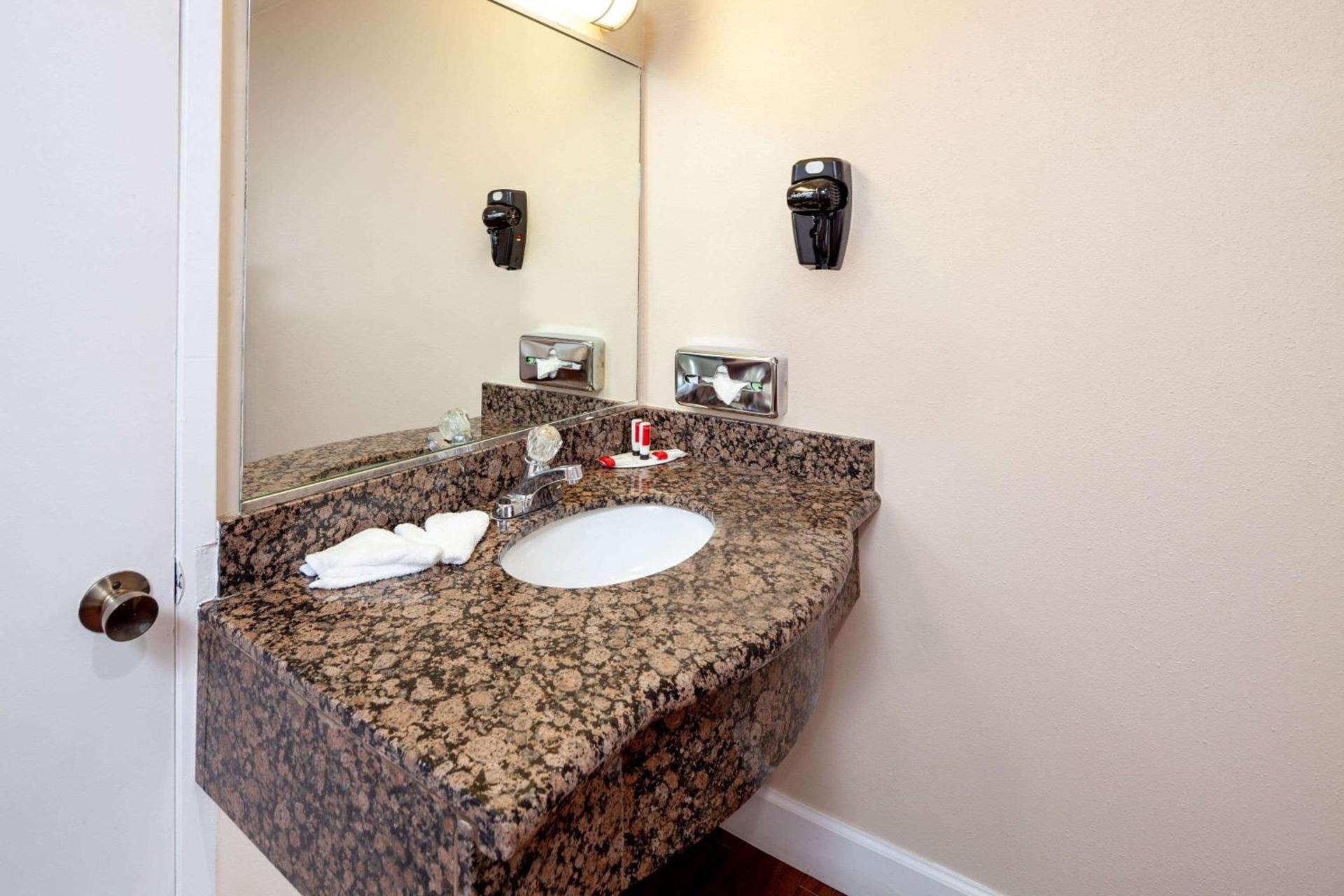 Travelodge by Wyndham Harbor City photo 13