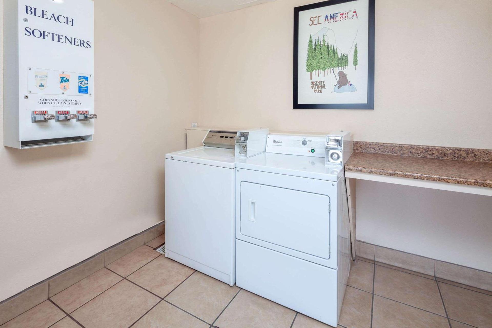 Travelodge by Wyndham Harbor City photo 15