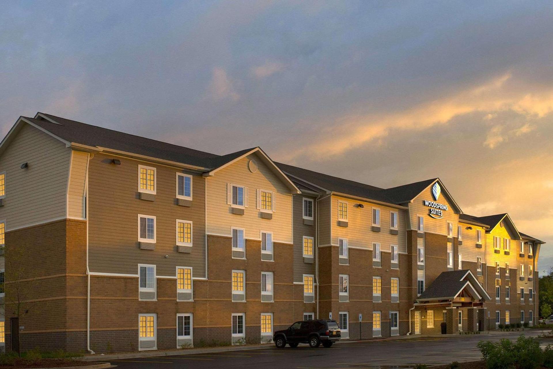 WoodSpring Suites Chicago Darien photo 4