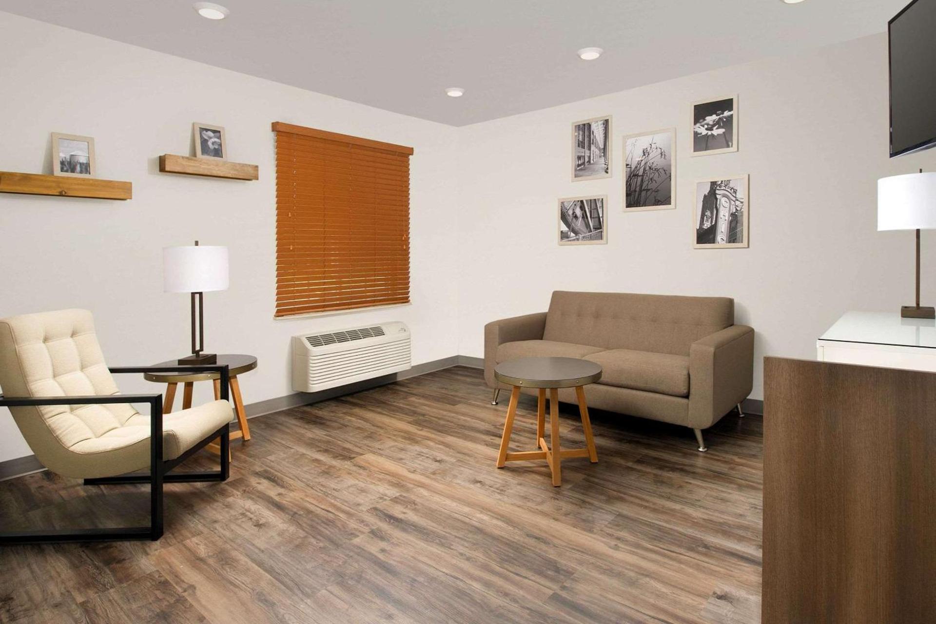 WoodSpring Suites Chicago Darien photo 7