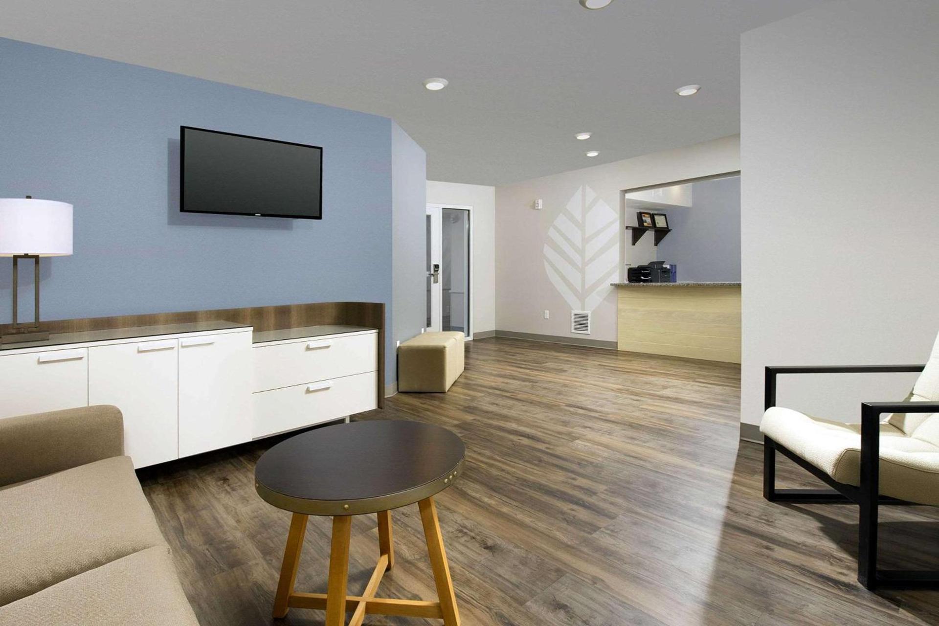 WoodSpring Suites Chicago Darien photo 8