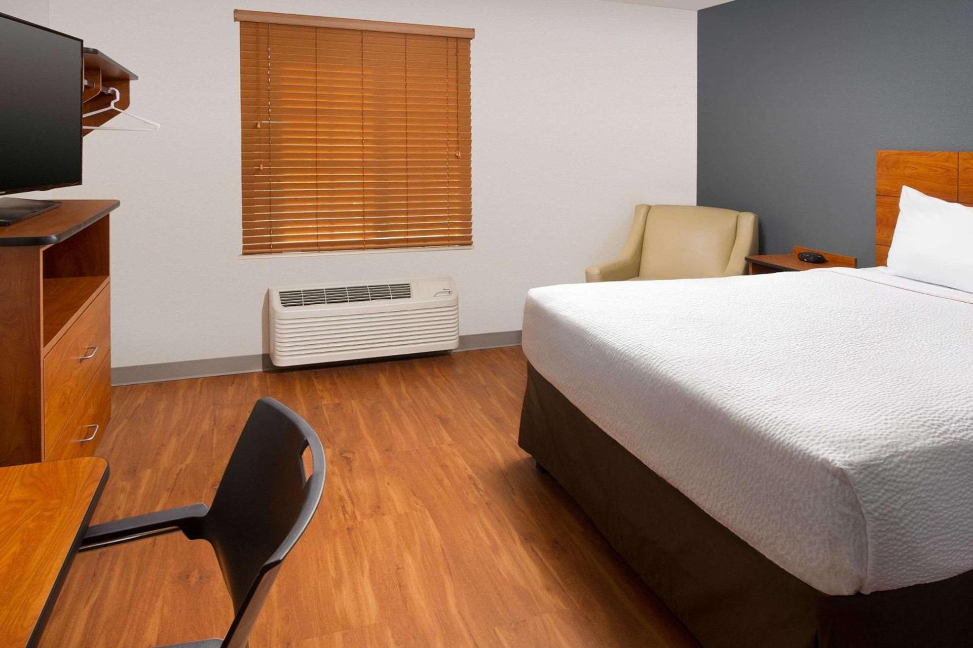 WoodSpring Suites Chicago Darien photo 9
