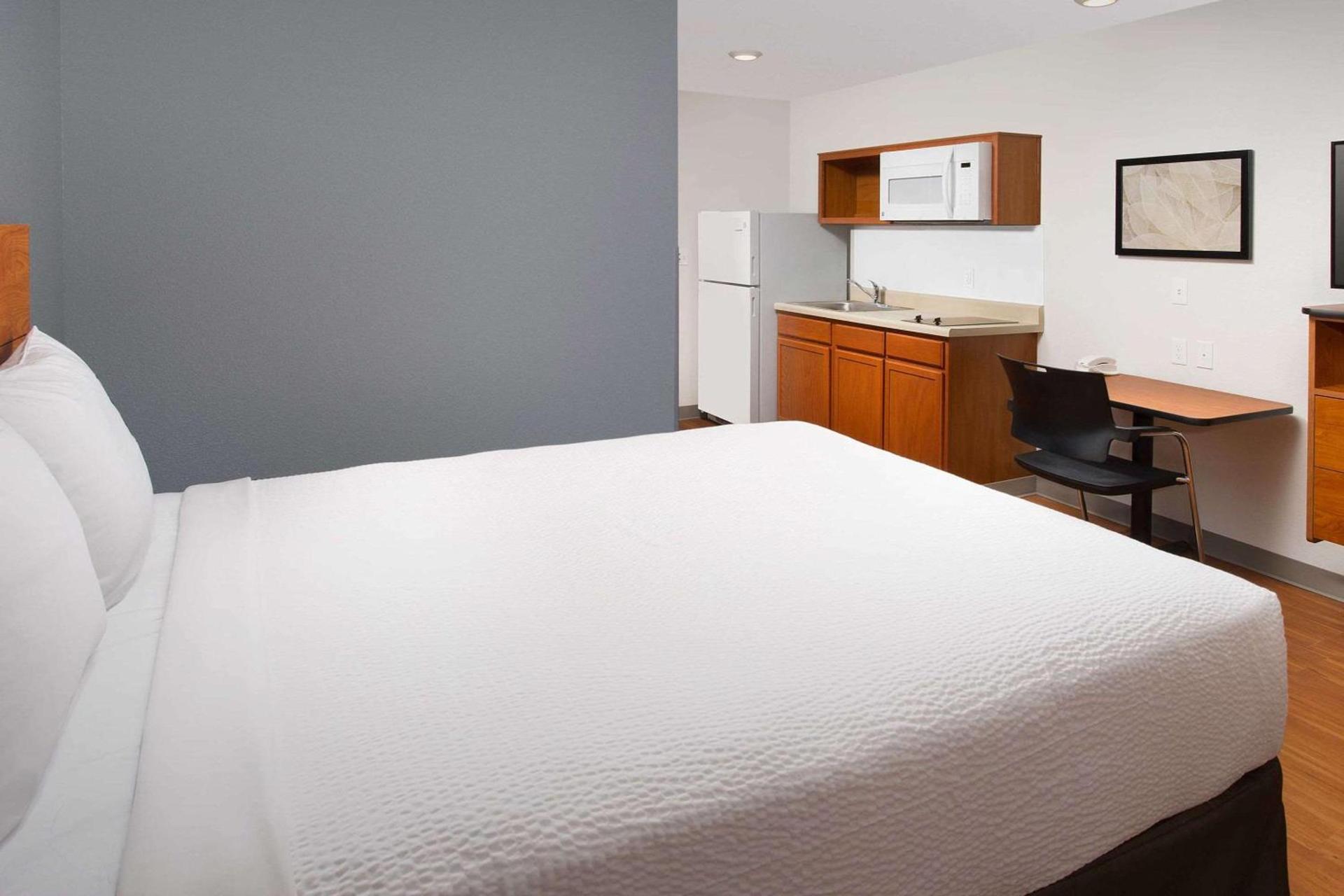 WoodSpring Suites Chicago Darien photo 10