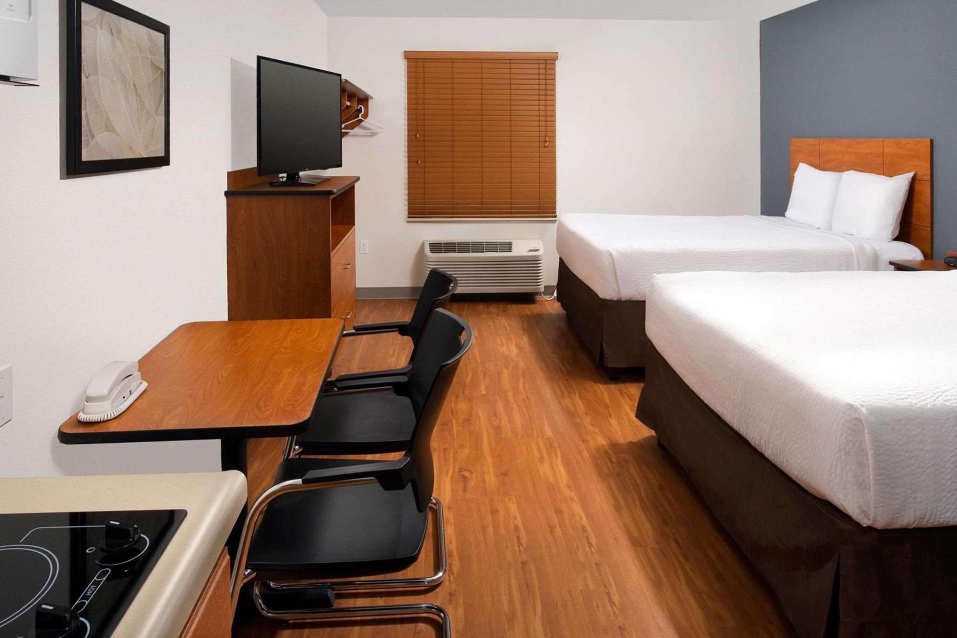 WoodSpring Suites Chicago Darien photo 13
