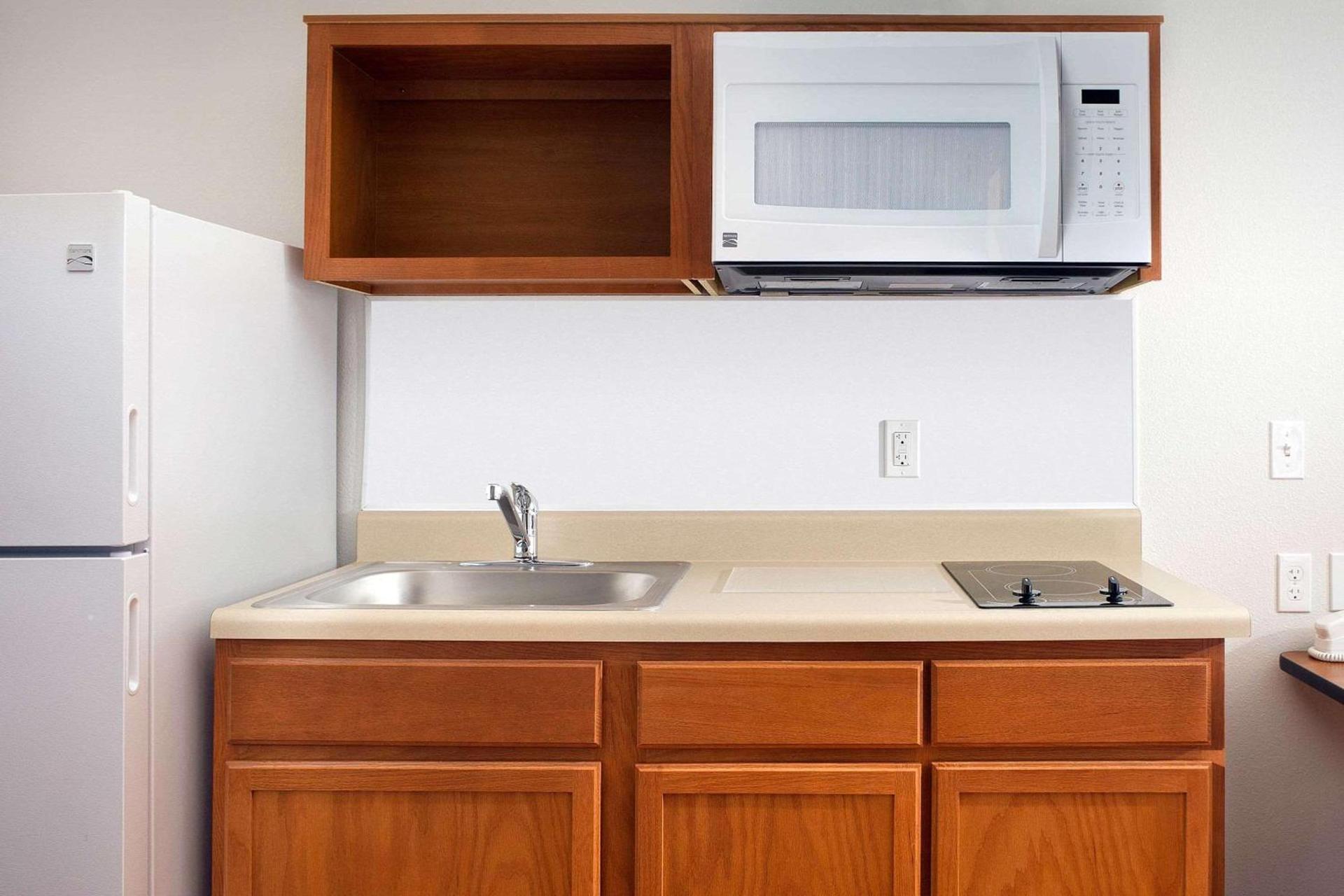 WoodSpring Suites Chicago Darien photo 14