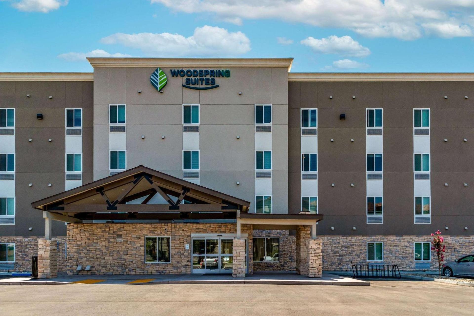 WoodSpring Suites Bakersfield Airport photo 2