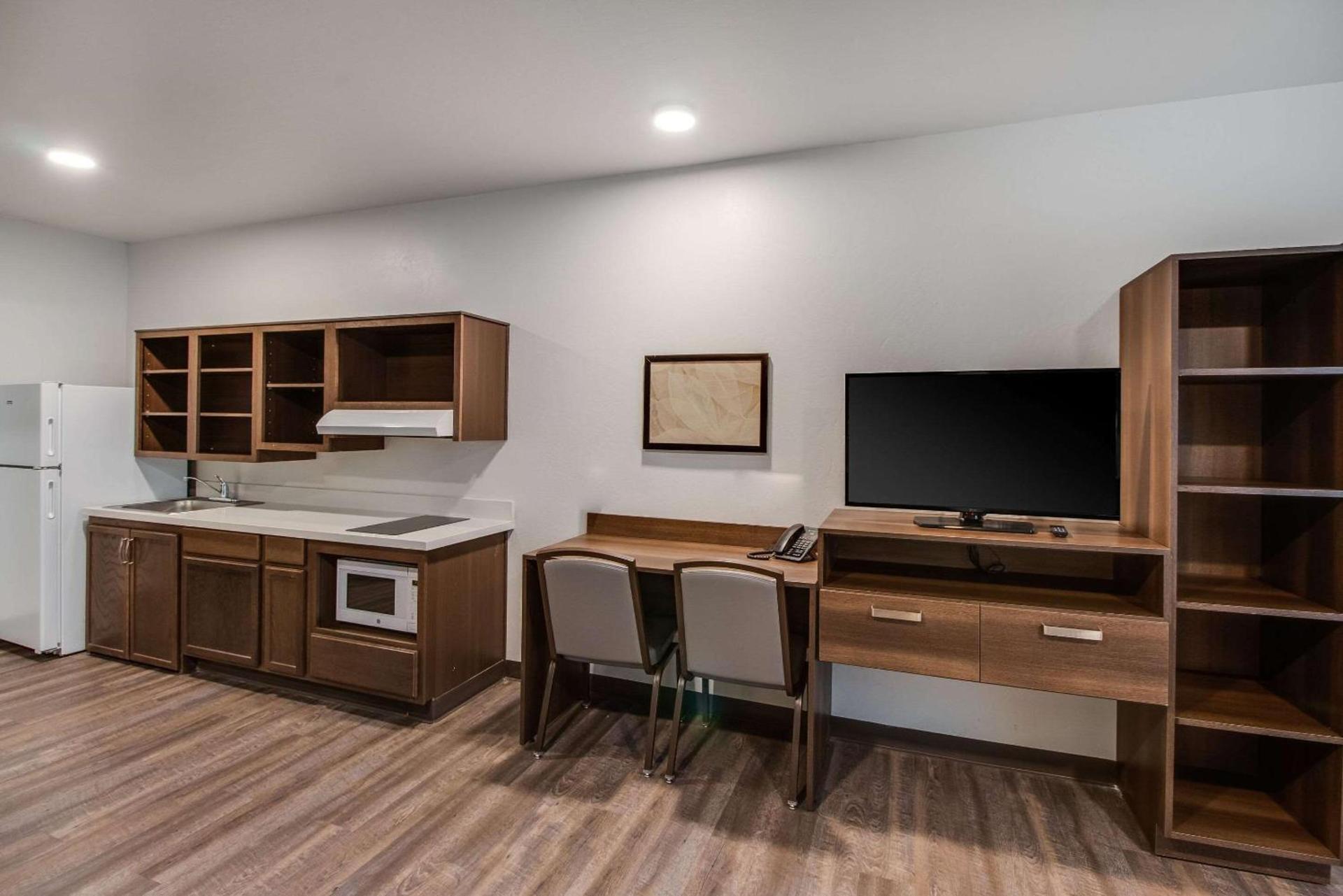WoodSpring Suites Bakersfield Airport photo 10