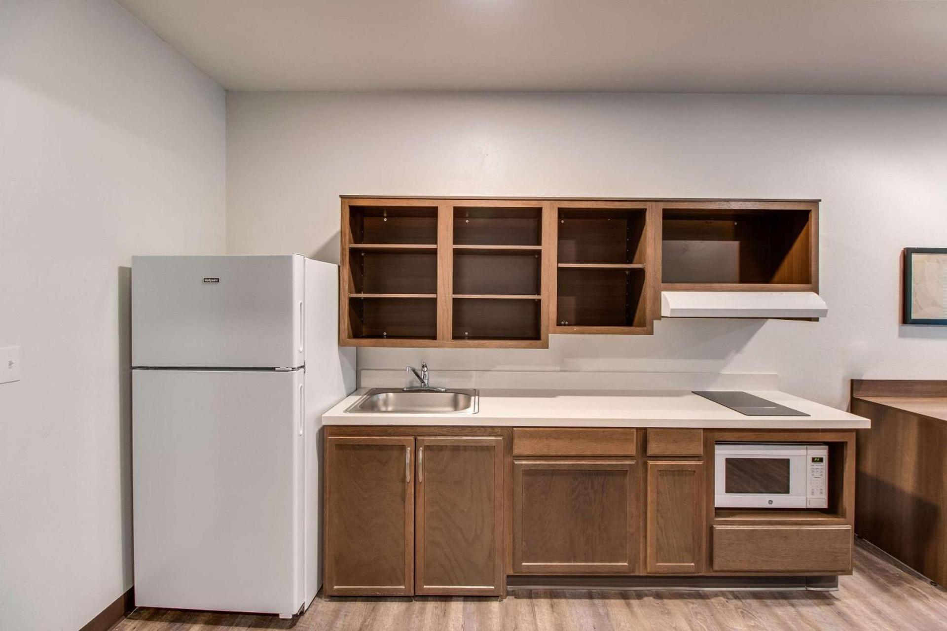 WoodSpring Suites Bakersfield Airport photo 11