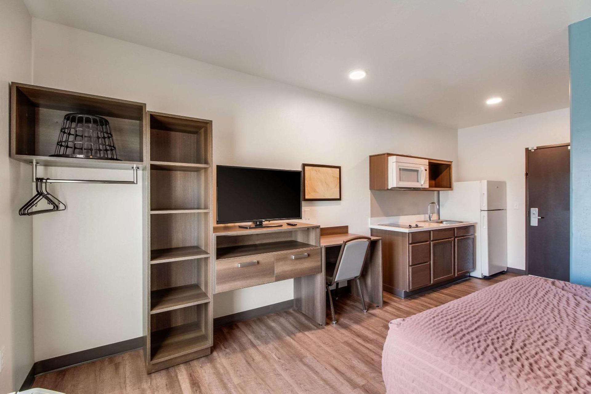 WoodSpring Suites Bakersfield Airport photo 14