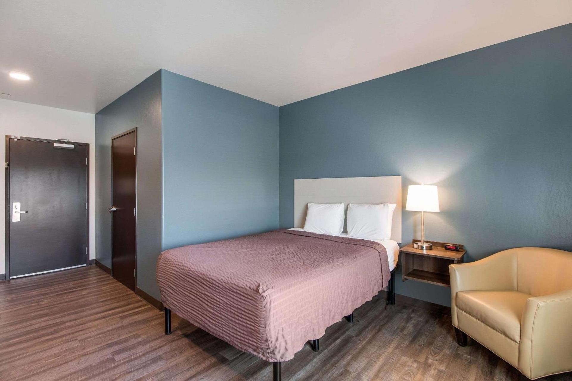 WoodSpring Suites Bakersfield Airport photo 13