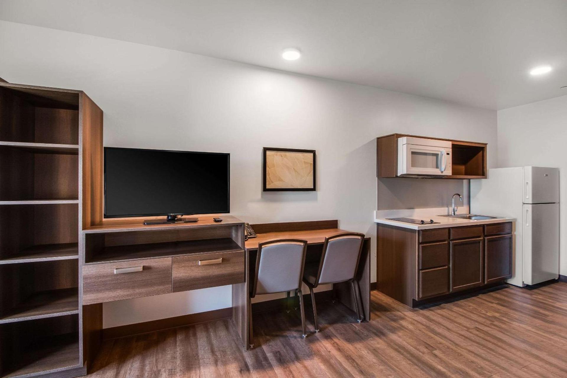 WoodSpring Suites Bakersfield Airport photo 16