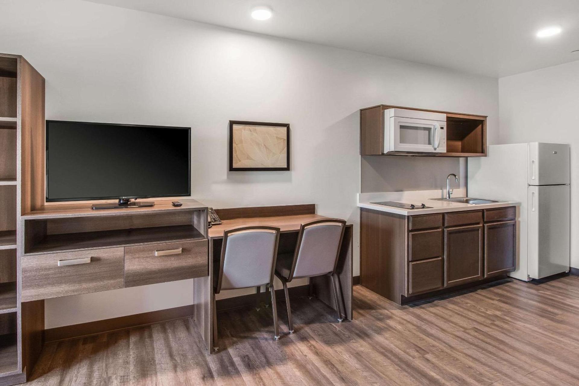 WoodSpring Suites Bakersfield Airport photo 19