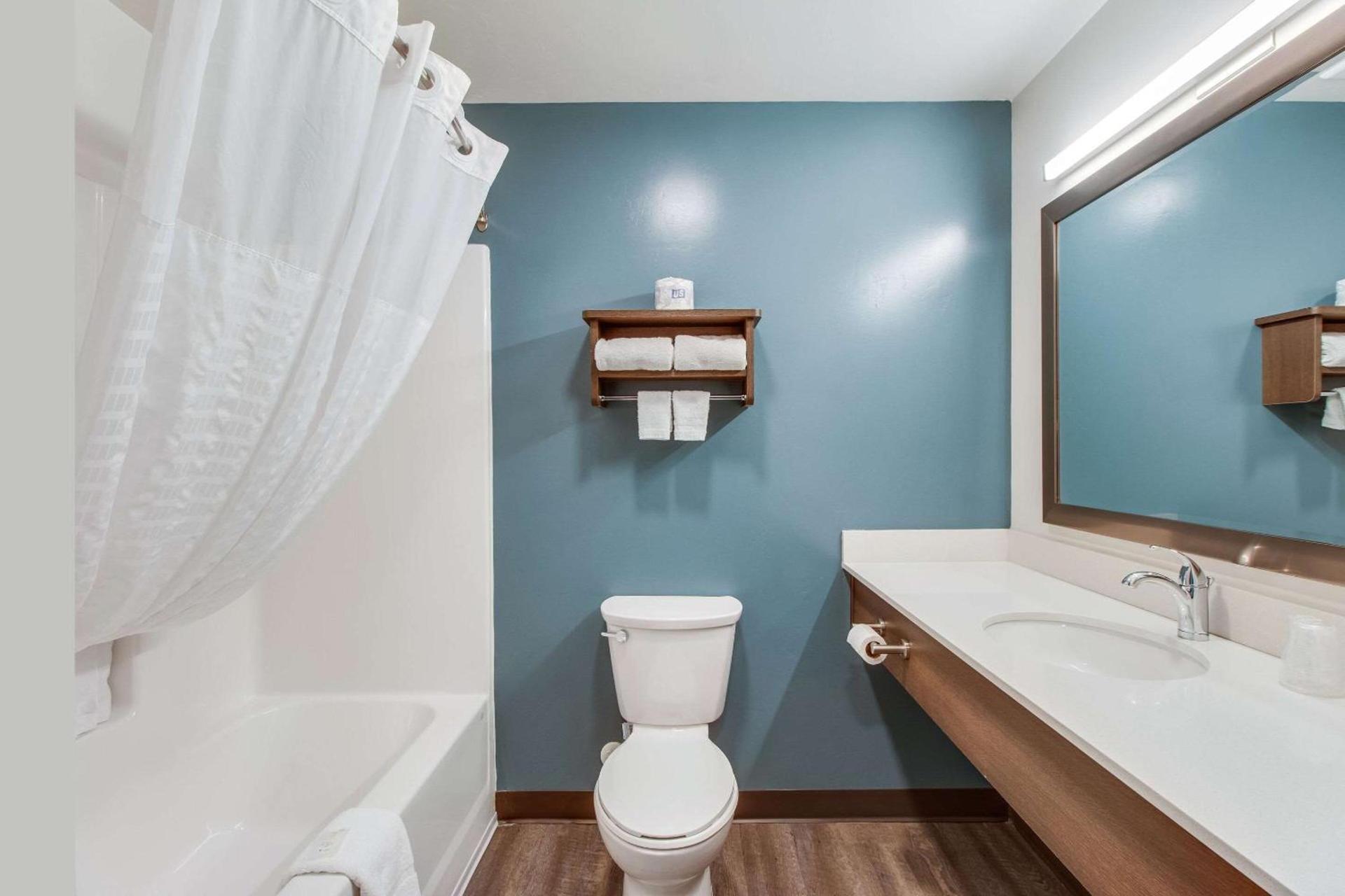 WoodSpring Suites Bakersfield Airport photo 20