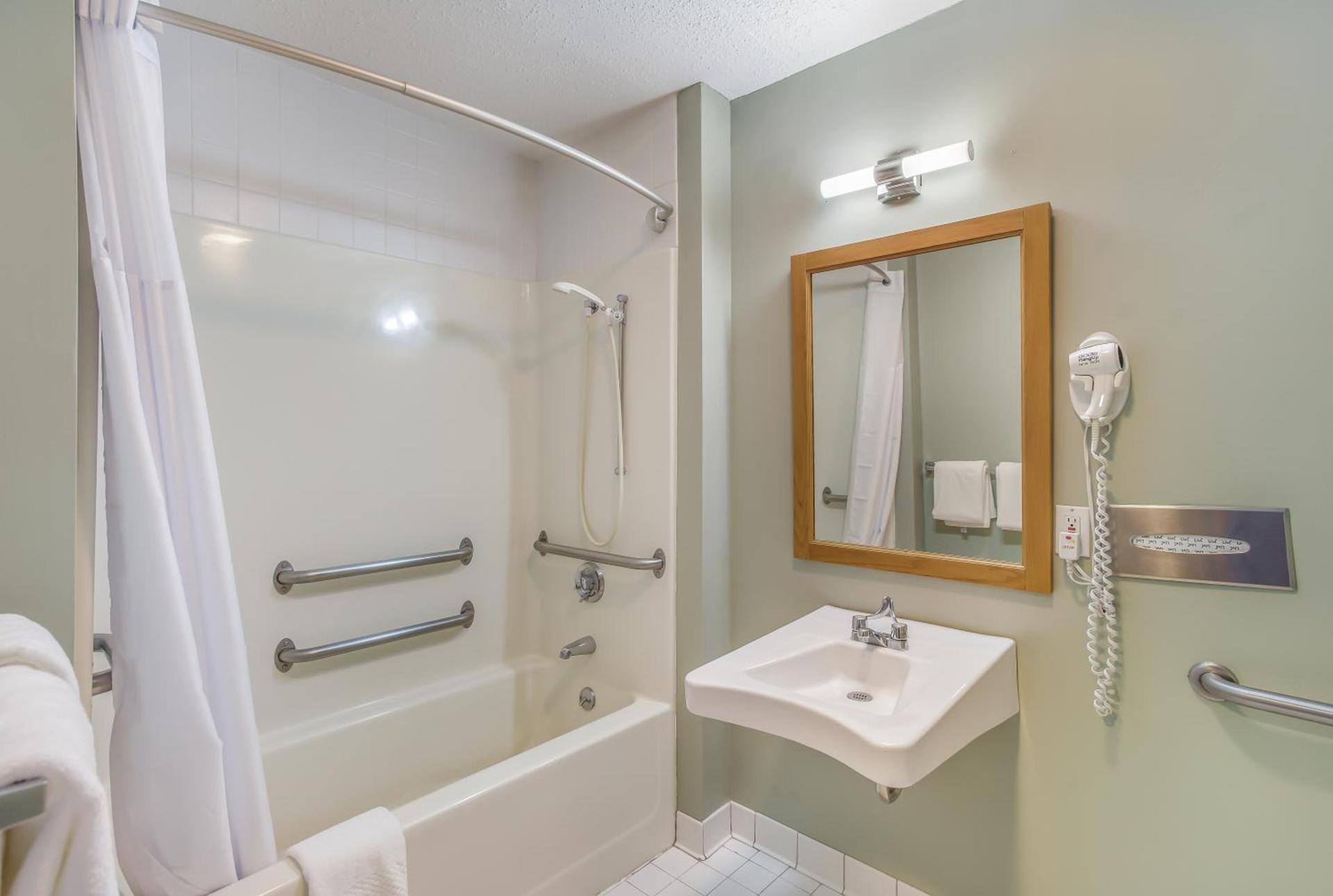 Quality Inn & Suites Gorham Riverside photo 60