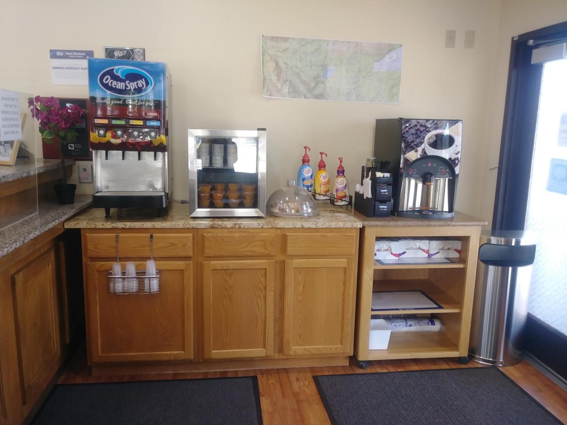 Oakridge Inn & Suites photo 3
