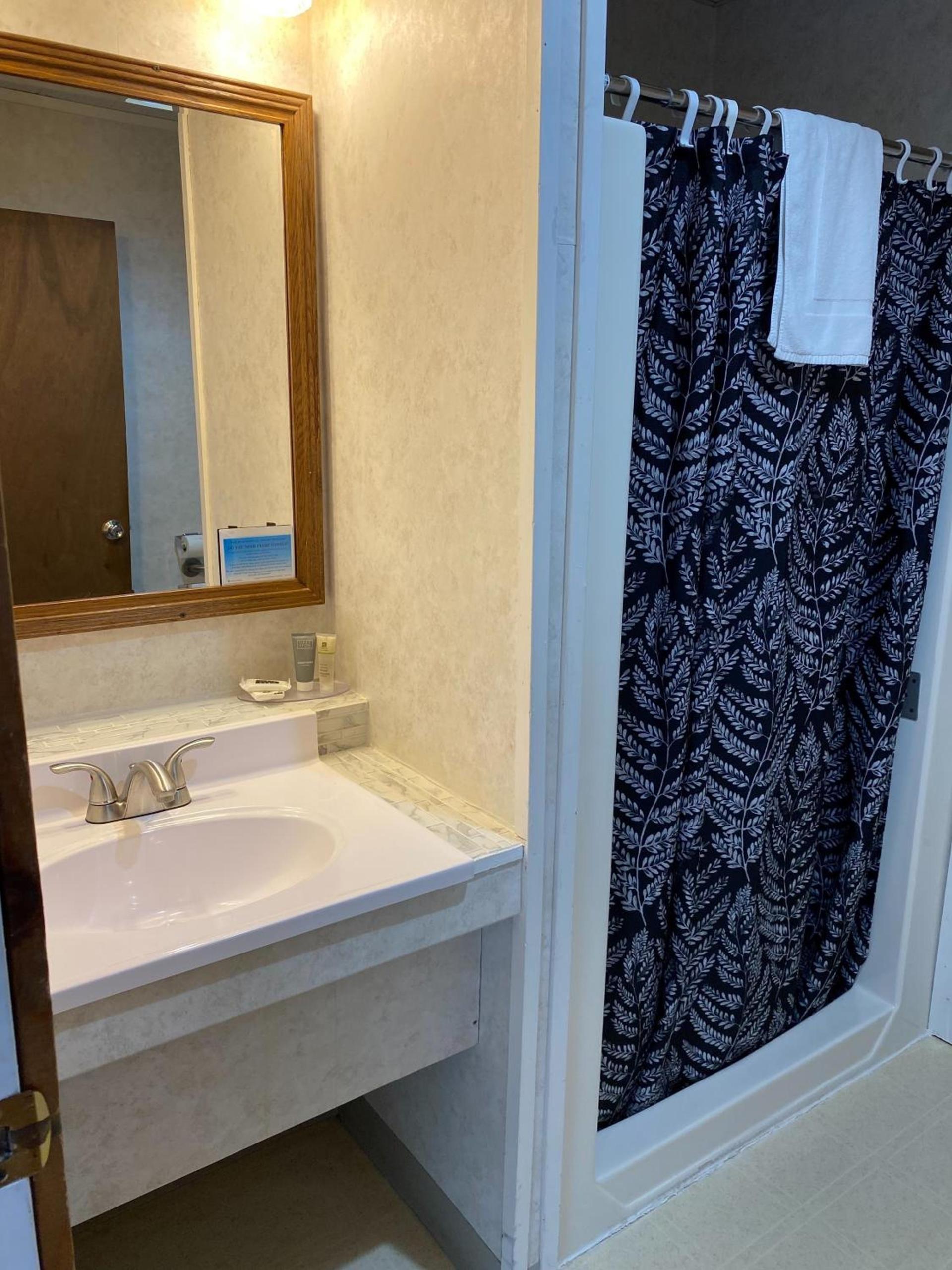 Lake Ontario Motel & Inn photo 16