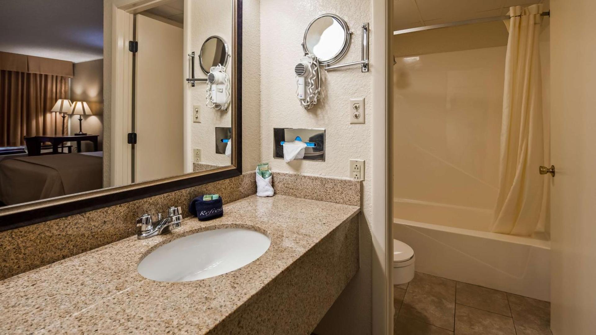 Best Western Center Pointe Inn photo 41