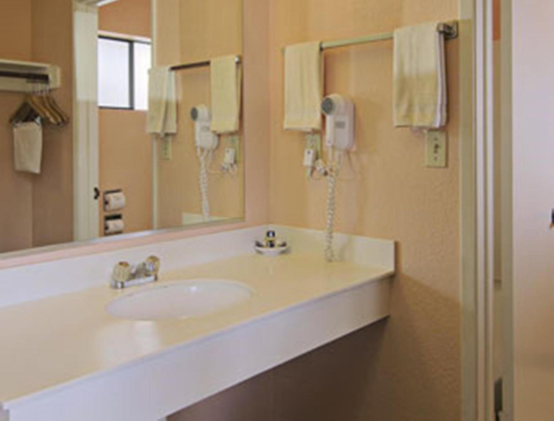 Travelodge by Wyndham Turlock photo 16