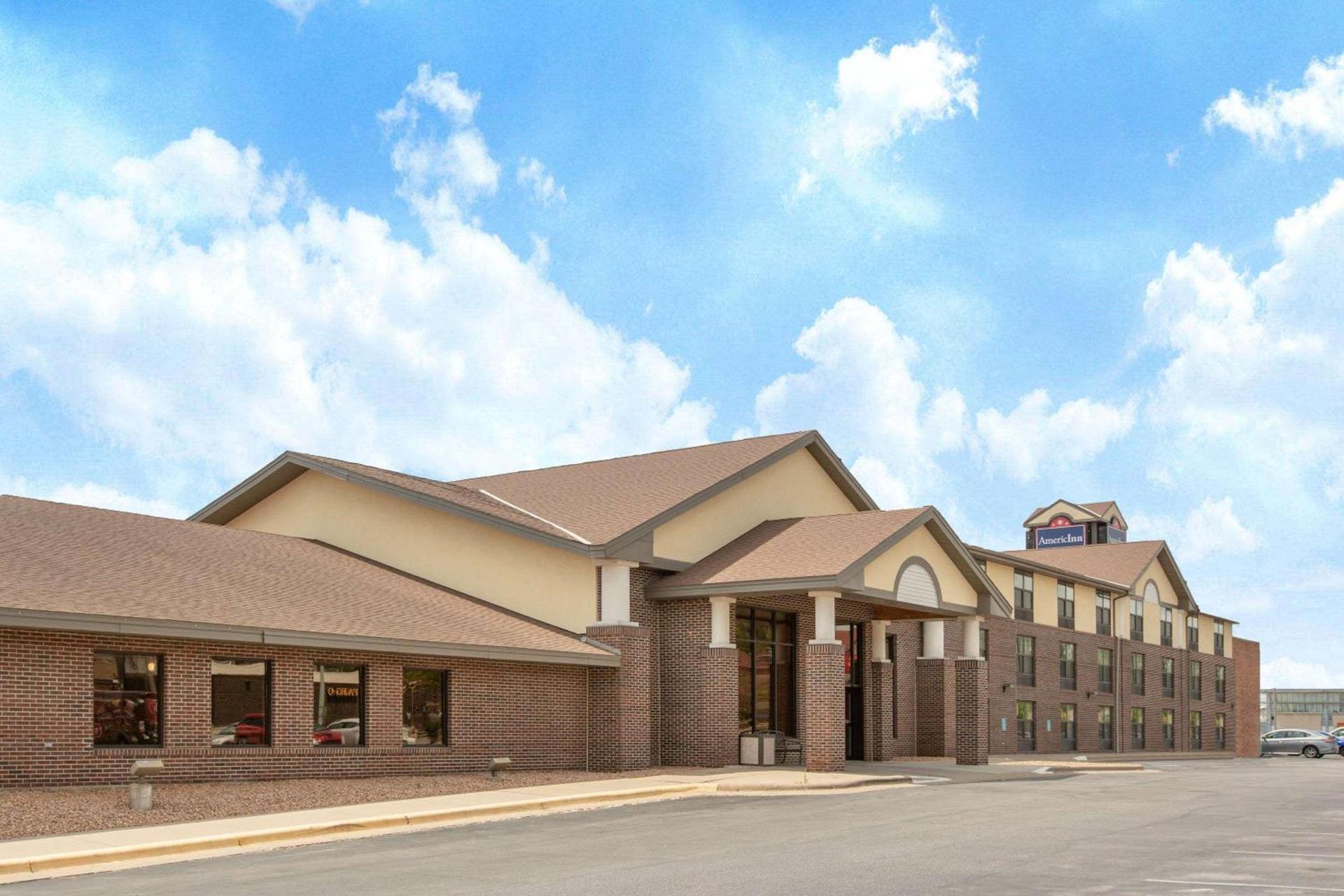 AmericInn by Wyndham Ottumwa photo 2