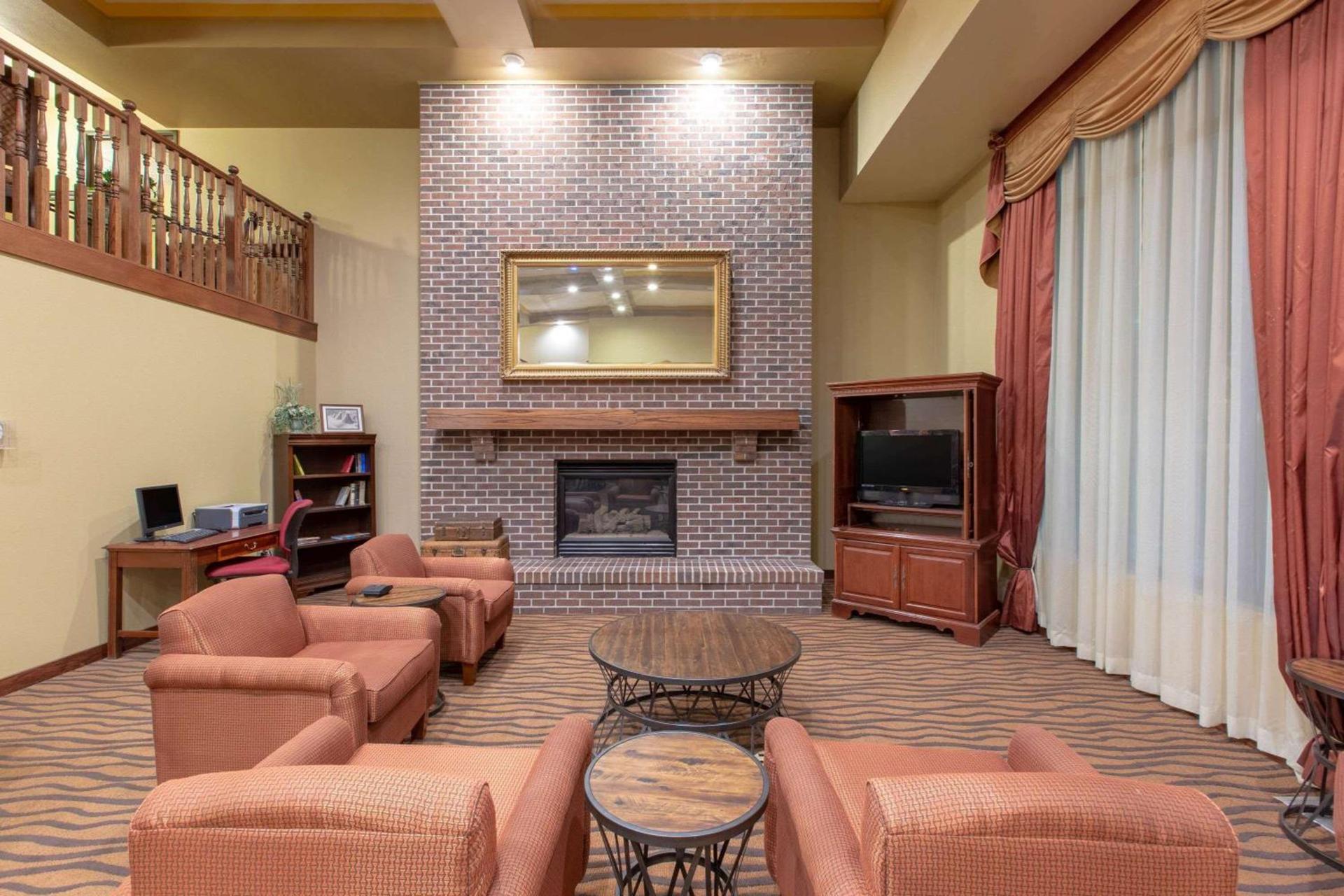AmericInn by Wyndham Ottumwa photo 5