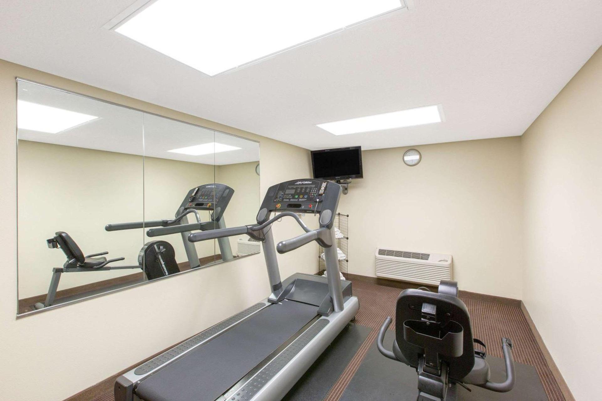AmericInn by Wyndham Ottumwa photo 9