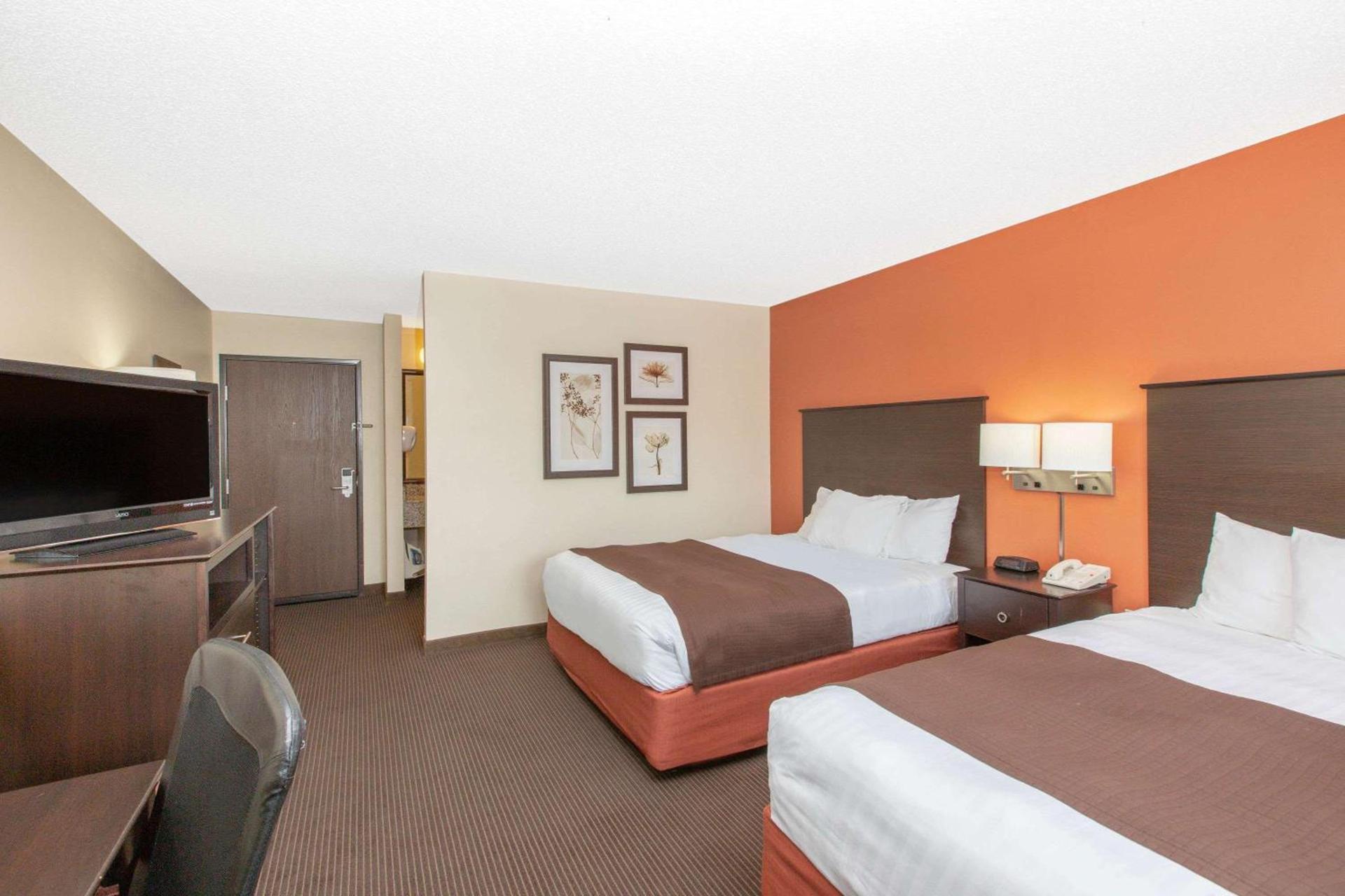 AmericInn by Wyndham Ottumwa photo 11