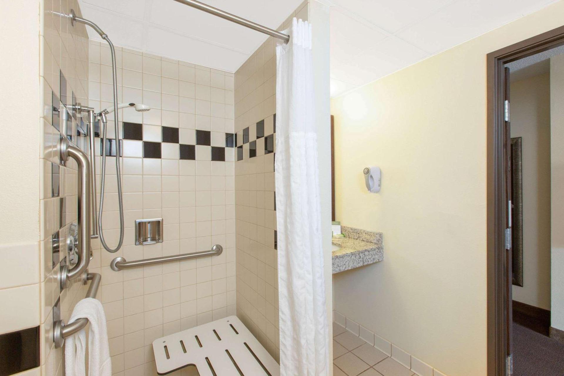 AmericInn by Wyndham Ottumwa photo 14