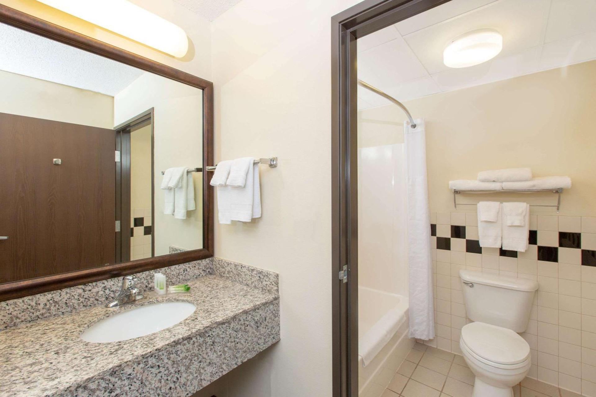 AmericInn by Wyndham Ottumwa photo 15
