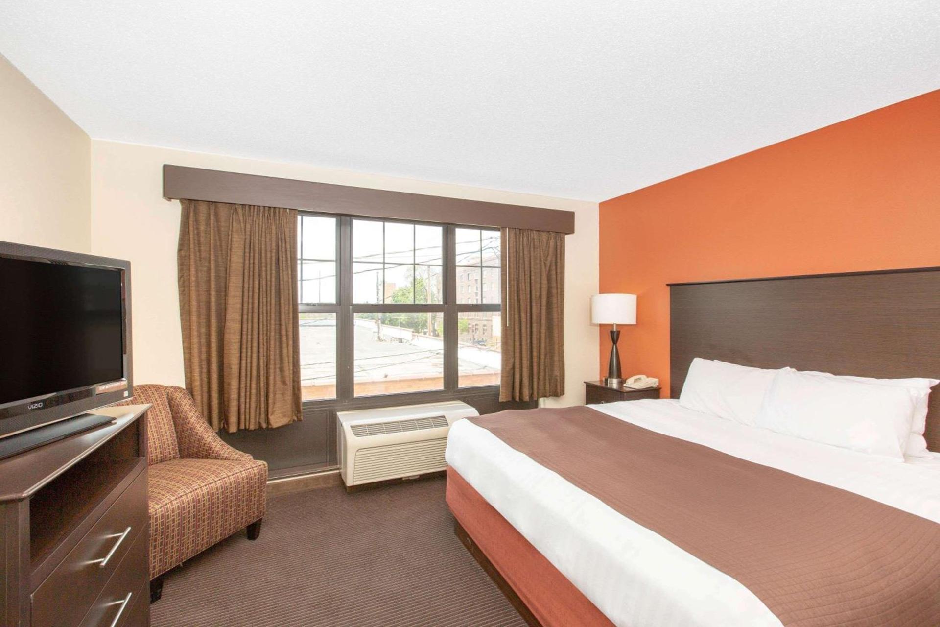 AmericInn by Wyndham Ottumwa photo 17
