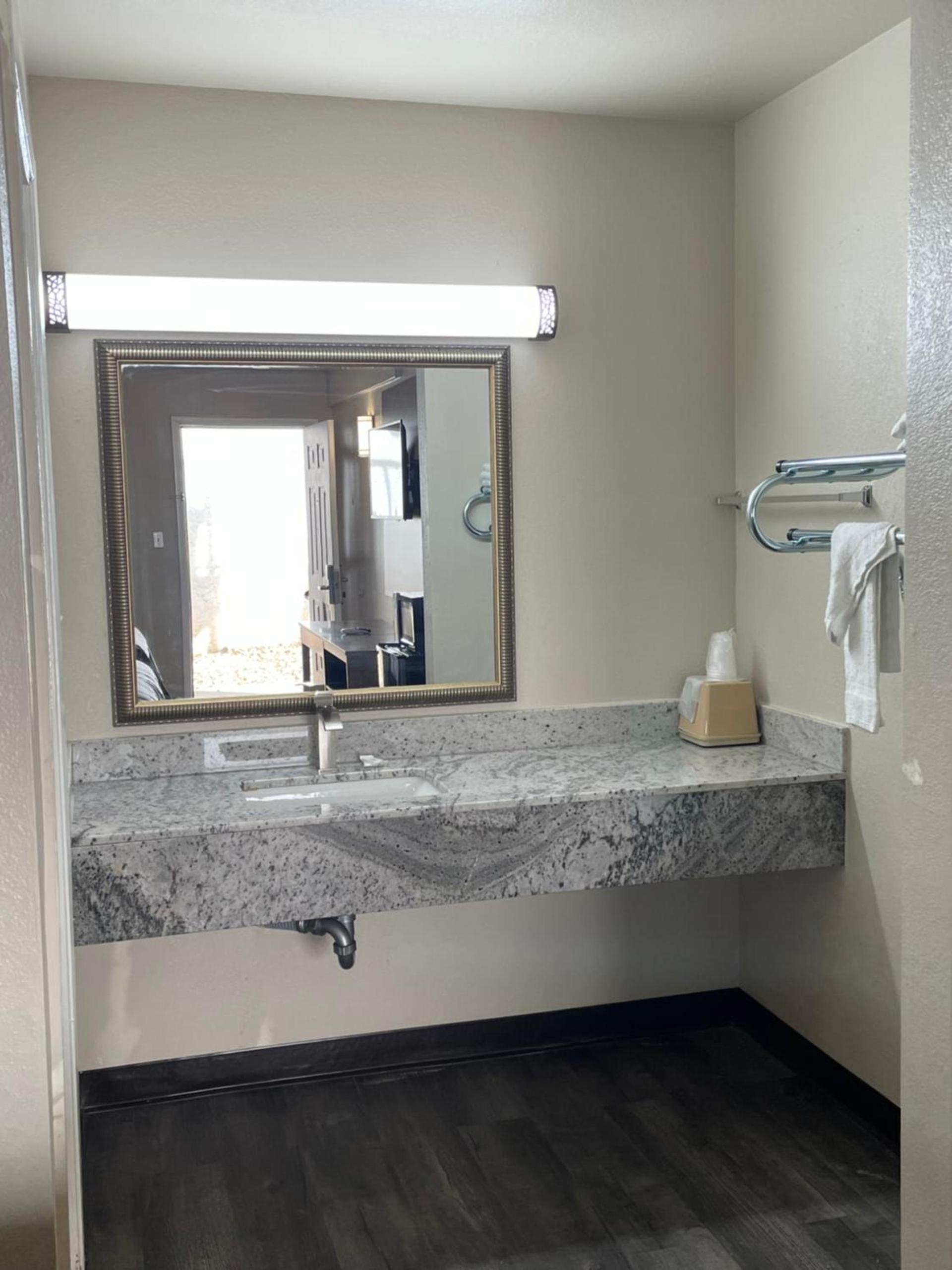 Masters Inn Atlanta - Doraville at I-85 & 285 photo 6
