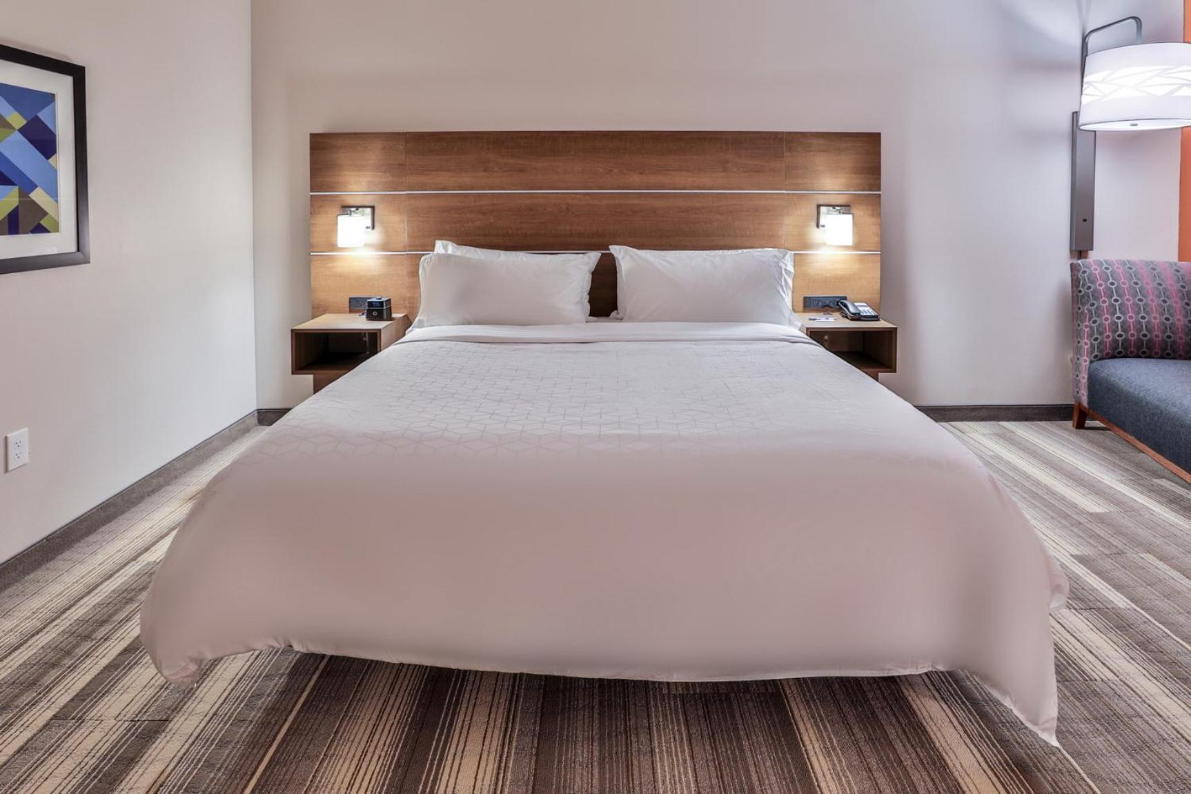 Holiday Inn Express & Suites - Nashville MetroCenter Downtown by IHG photo 8